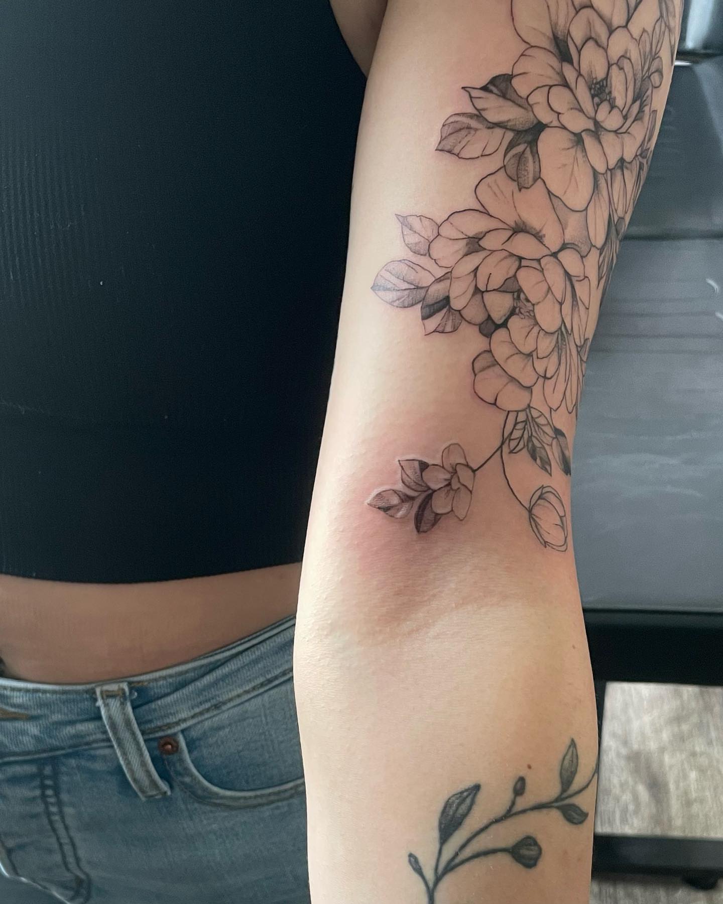 Floral bouquet black and grey tattoo on the forearm by Harley Lane ๐ซ