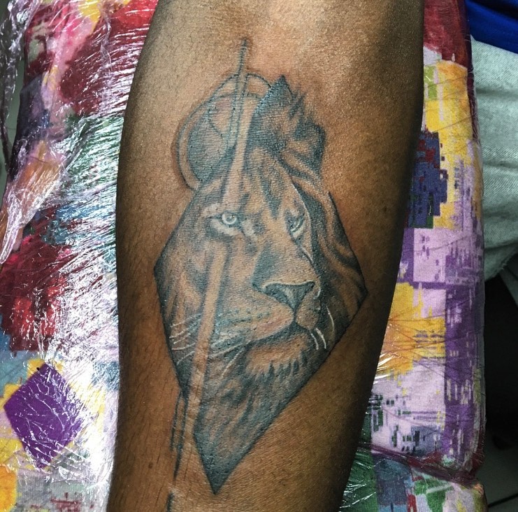 Lion realism tattoo on the forearm by la flamme