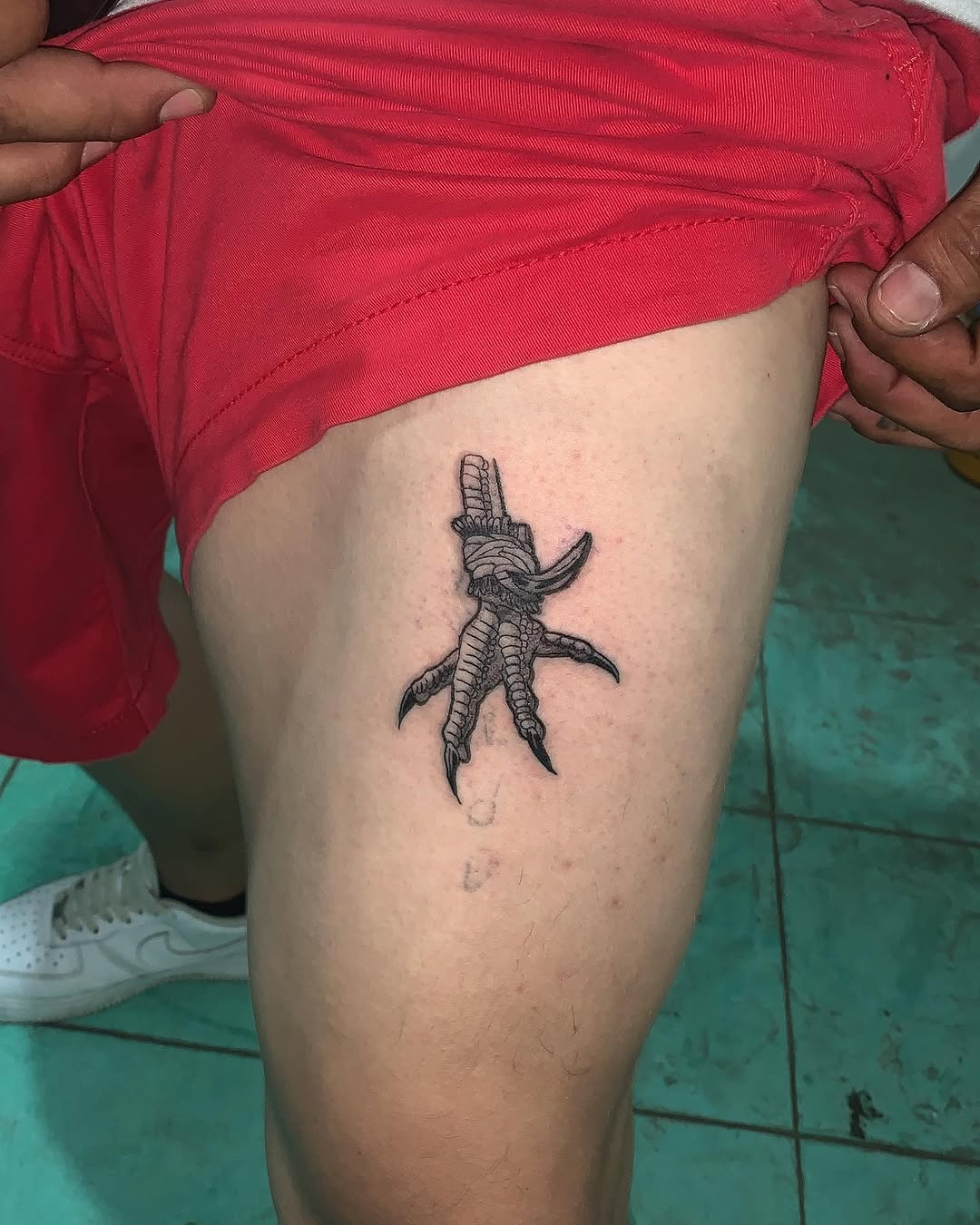 Bird's foot sketch tattoo on the thigh by El Zepa