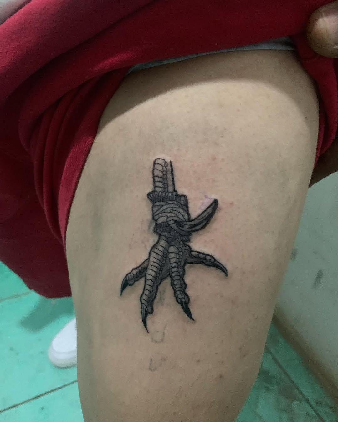 Bird's foot tattoo on the thigh by El Zepa