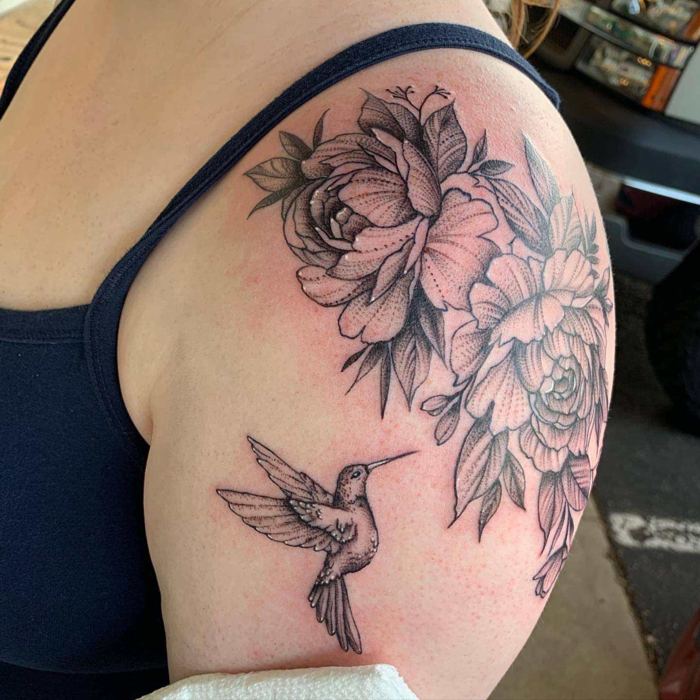 Hummingbird and flowers realism tattoo on the shoulder by ⭒ ʜᴀɪʟᴇʏ ᴍᴇᴛᴢ ⭒