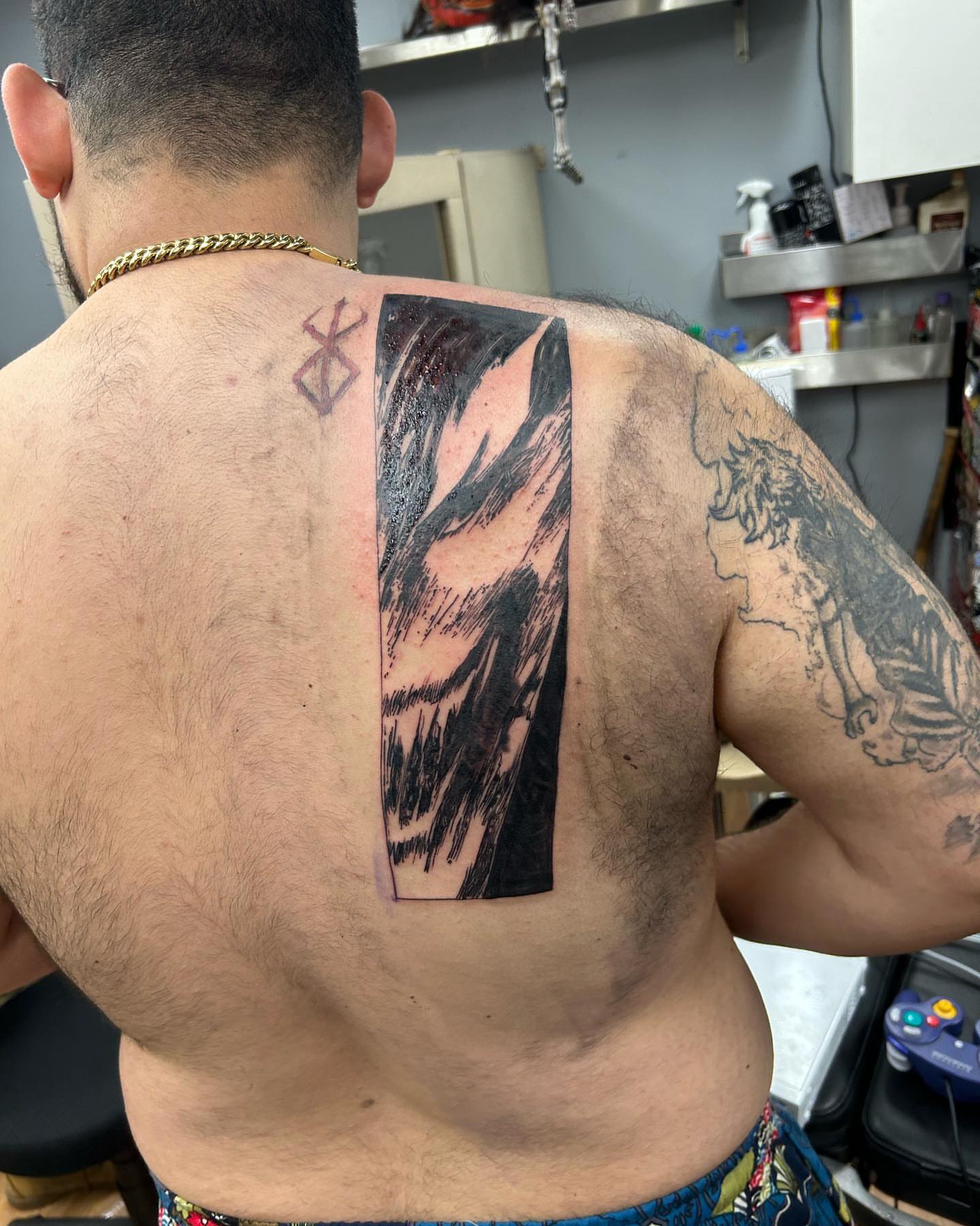 Abstract design black and grey tattoo on the back by Cameron 🩸👻