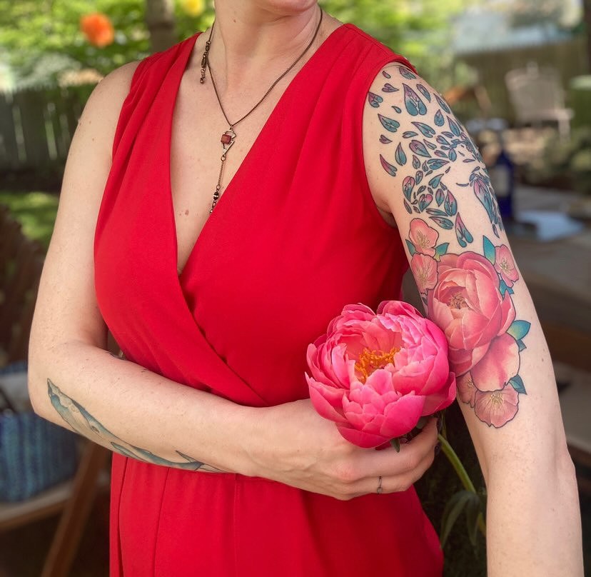 Peony realism tattoo on the upper arm by Anali De Laney