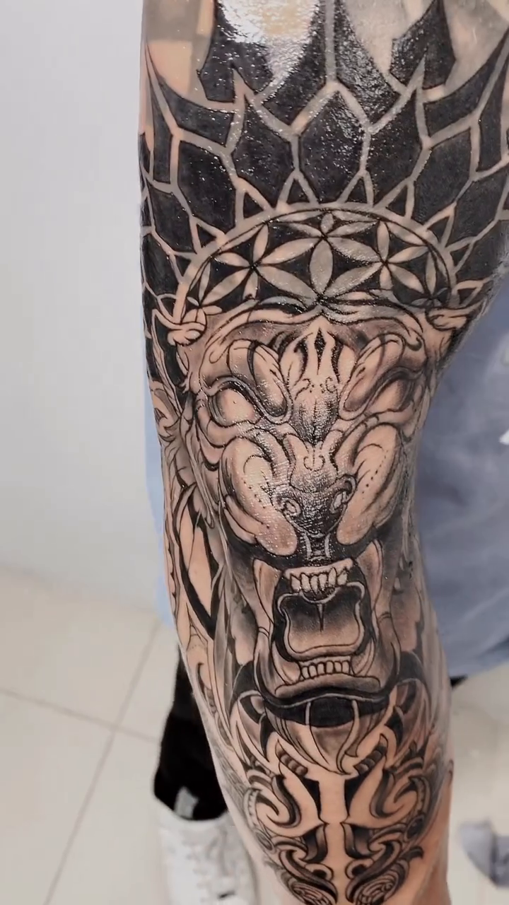 Tiger head with crown realism tattoo by 𝔄𝔩𝔳𝔞𝔯𝔬 𝔓𝔦𝔫𝔦𝔩𝔩𝔞