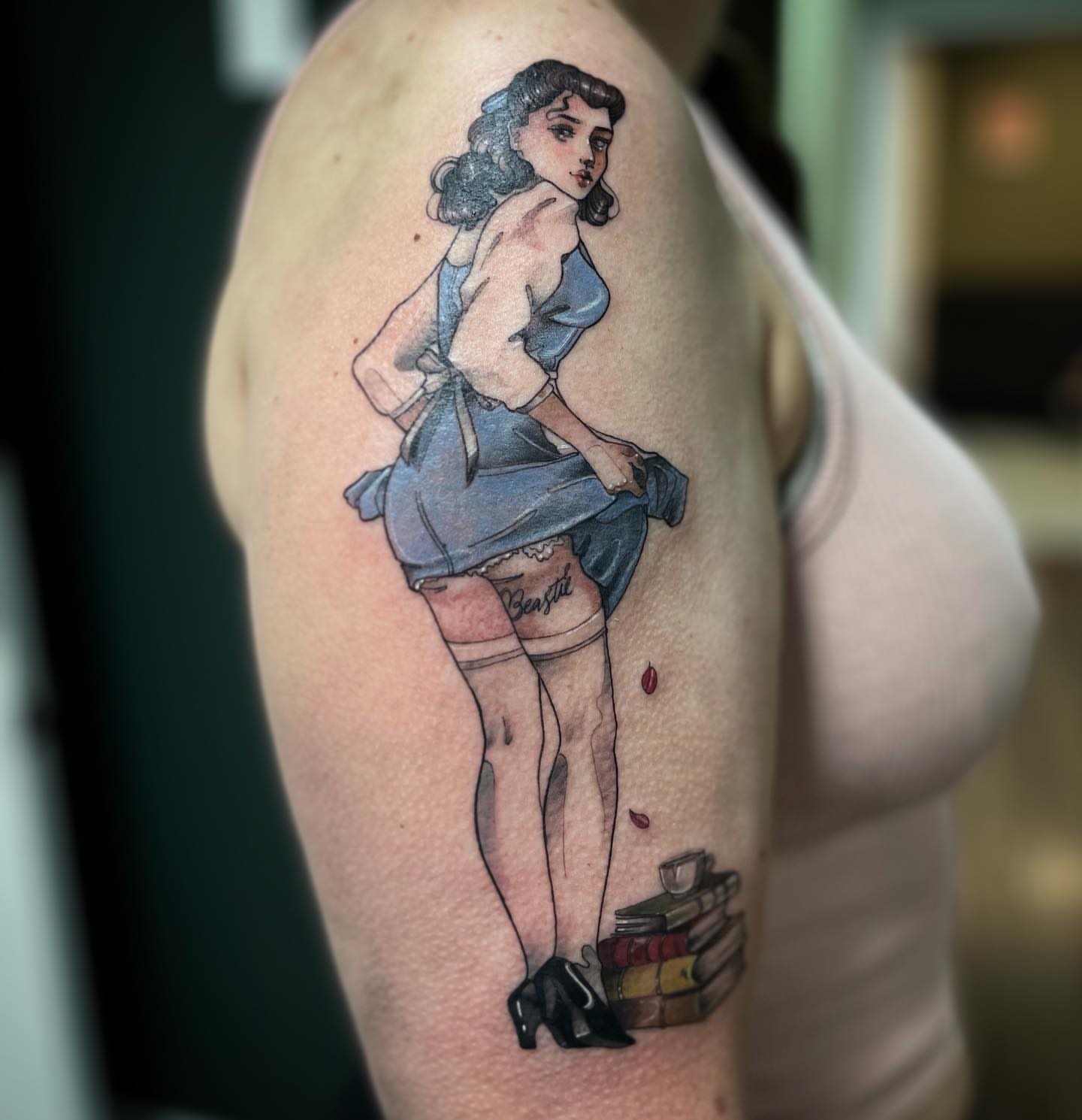 Pin-up girl American traditional tattoo on the upper arm by 𝑅𝑒𝑒𝓈𝒶 𝐿𝓎𝓃𝓃 ₊ ⊹❀