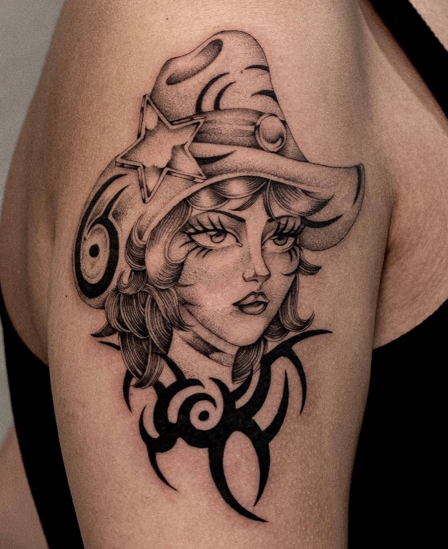 Woman with hat realism tattoo on the upper arm by Chriscalibur