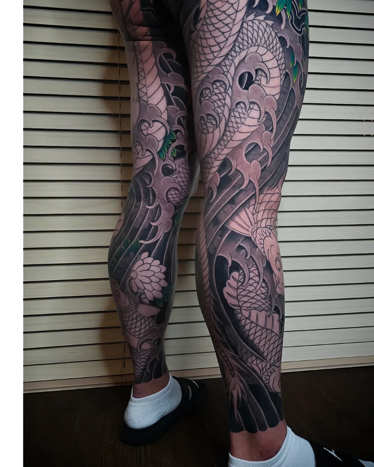 Dragon and waves japanese irezumi tattoo on the leg by 彫かか