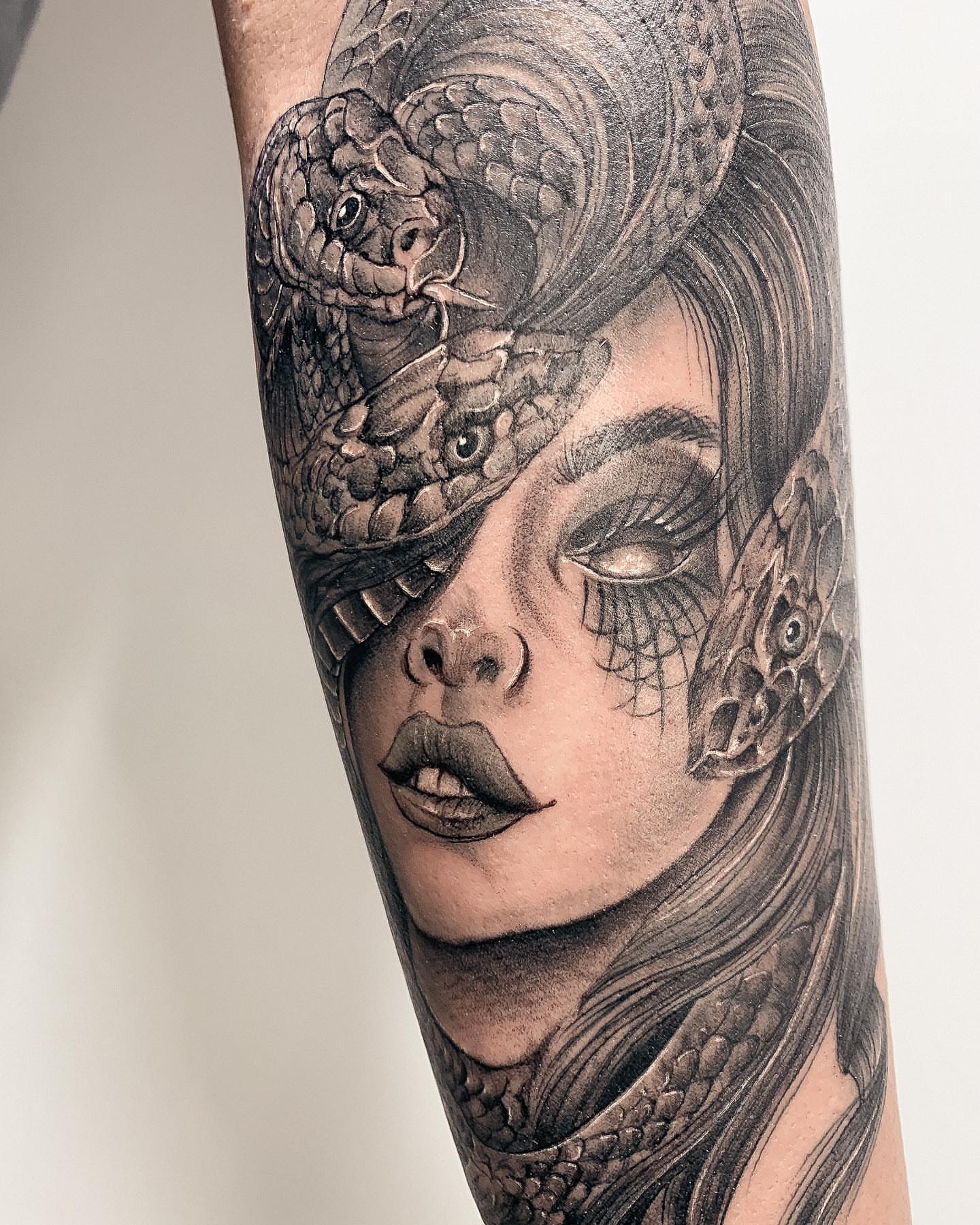 Woman with snake realism tattoo on the forearm by 𝔄𝔩𝔳𝔞𝔯𝔬 𝔓𝔦𝔫𝔦𝔩𝔩𝔞