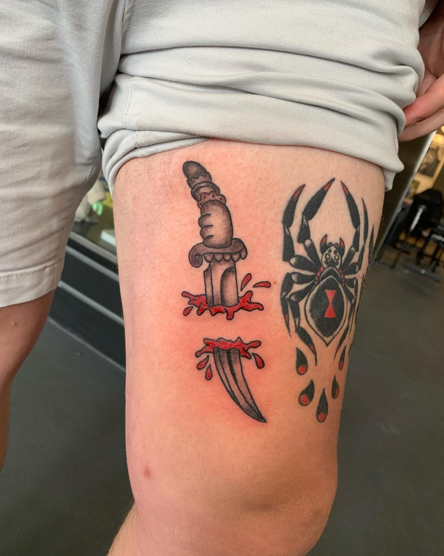 Knife and spider neo-traditional tattoo on the thigh by kylie