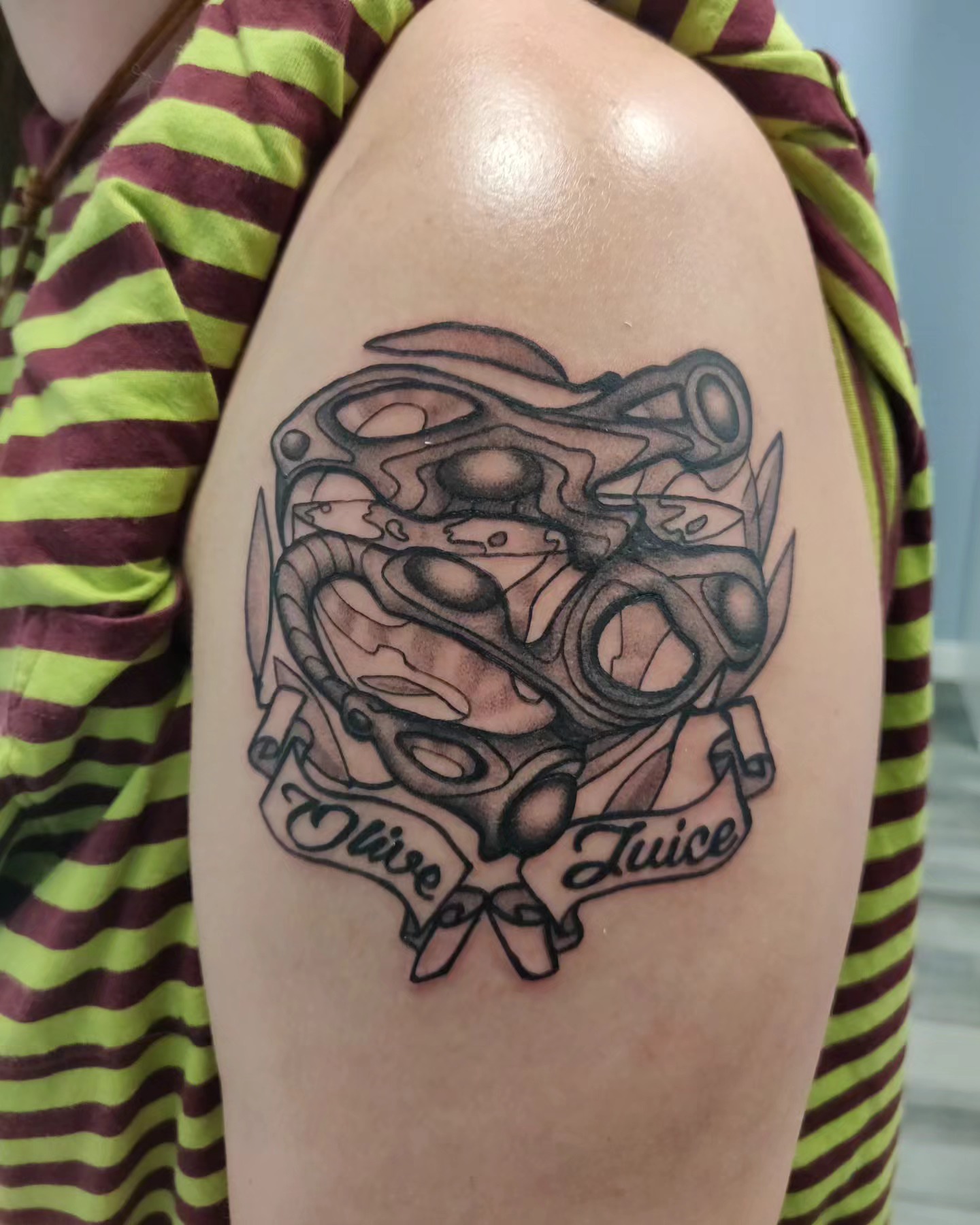 Olive juice black and grey tattoo on the shoulder by Ｔｏｍ Ｌｏｒａｎｚ