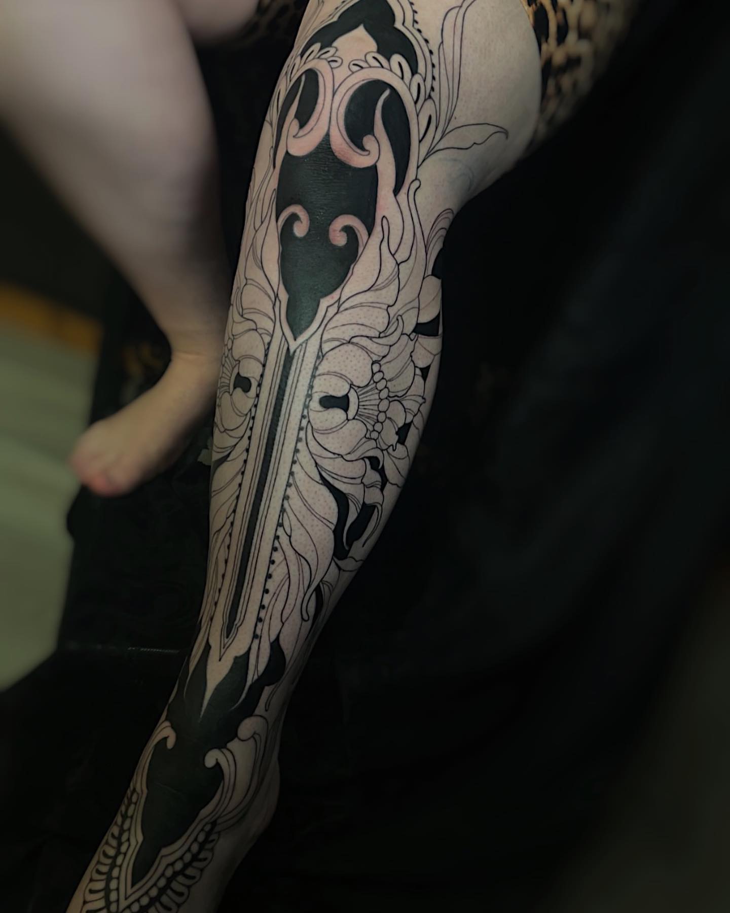 Mask black and grey tattoo on the forearm by 𝒕𝒂𝒕𝒕𝒐𝒐𝒔 𝒃𝒚 𝔏𝔞𝔲𝔯𝔢𝔫 𝔐𝔬𝔫𝔣𝔬𝔯𝔱𝔢
