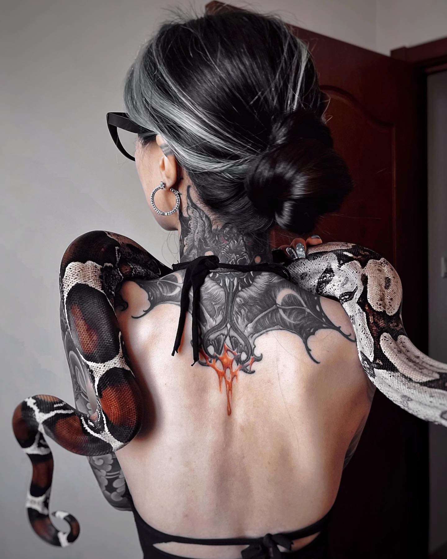 Snake and dragon realism tattoo on the back by Scienz 九卦刺青