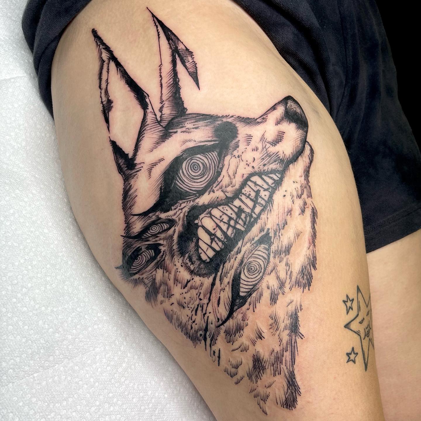 Skull realism tattoo on the thigh by Lexx Christine