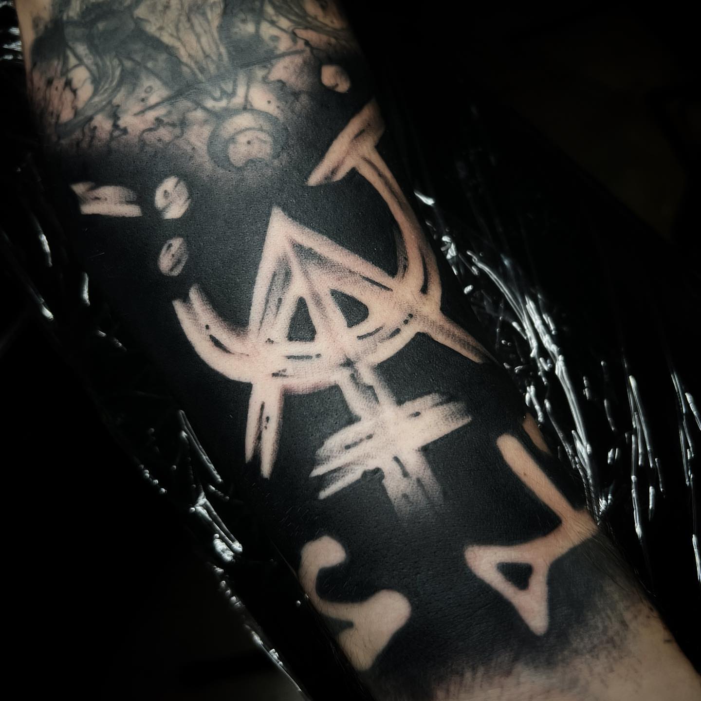 Geometric symbol geometric tattoo on the forearm by 𝖎 𝖆𝖒 𝖗𝖔𝖙𝖙𝖎𝖓𝖌 𝖜𝖎𝖙𝖍 𝖞𝖔𝖚