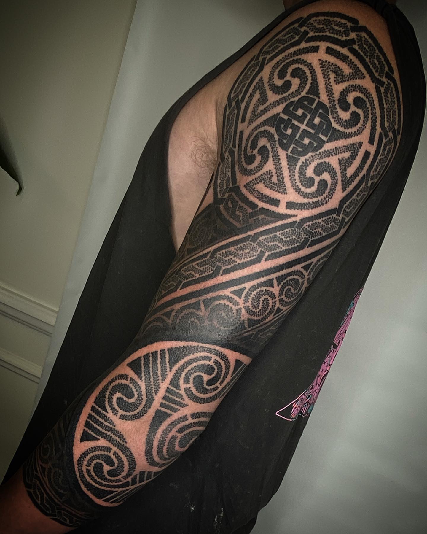 Tribal pattern dotwork tattoo on the upper arm by 𝚁 𝚊 𝚢 𝚗 𝚎  ⁜  𝚁 𝚘 𝚓 𝚊 𝚜