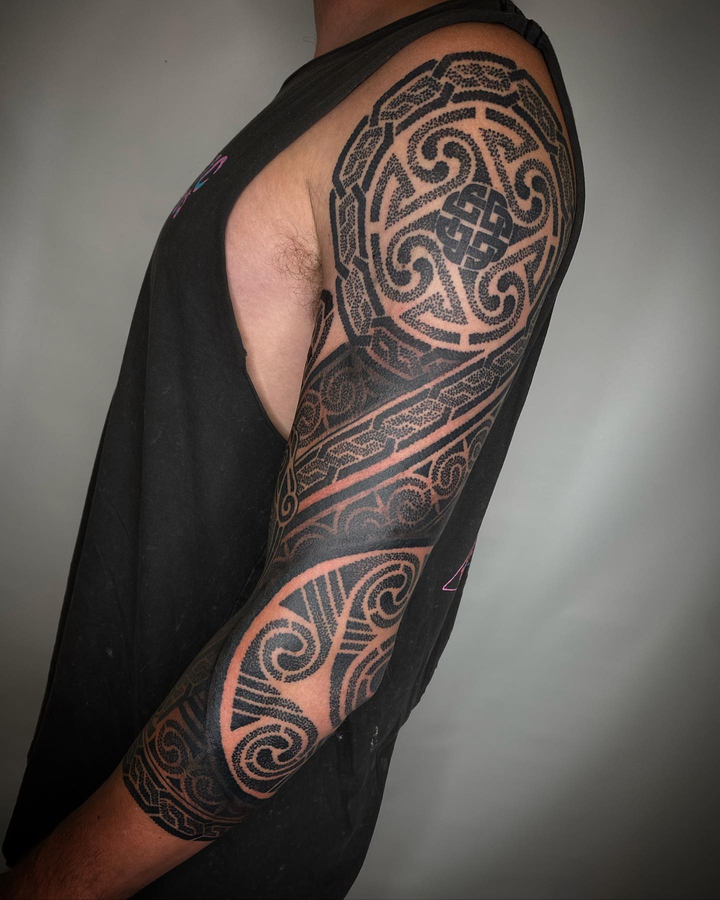 Tribal pattern tribal tattoo on the upper arm by 𝚁 𝚊 𝚢 𝚗 𝚎  ⁜  𝚁 𝚘 𝚓 𝚊 𝚜