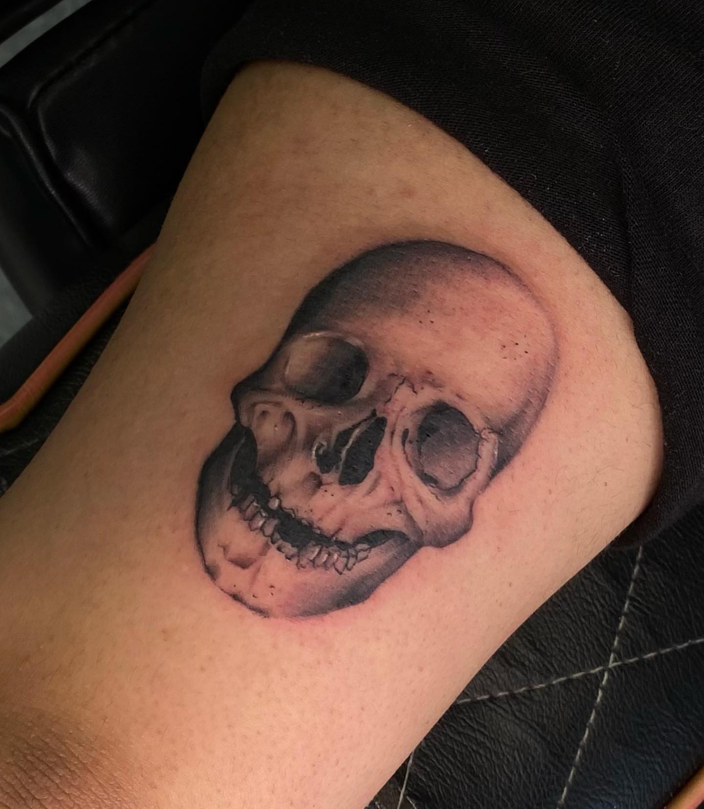 Skull realism tattoo on the thigh by Steph π€