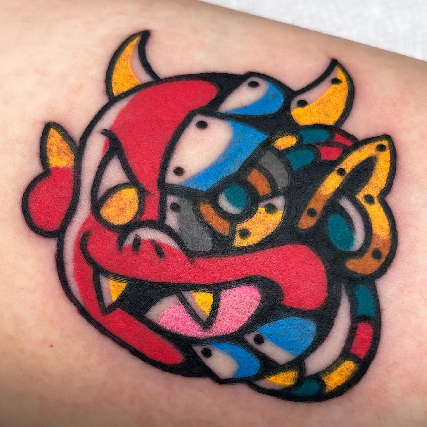 Abstract creature geometric tattoo on the upper arm by Oldschool Tattooer Takii 타키