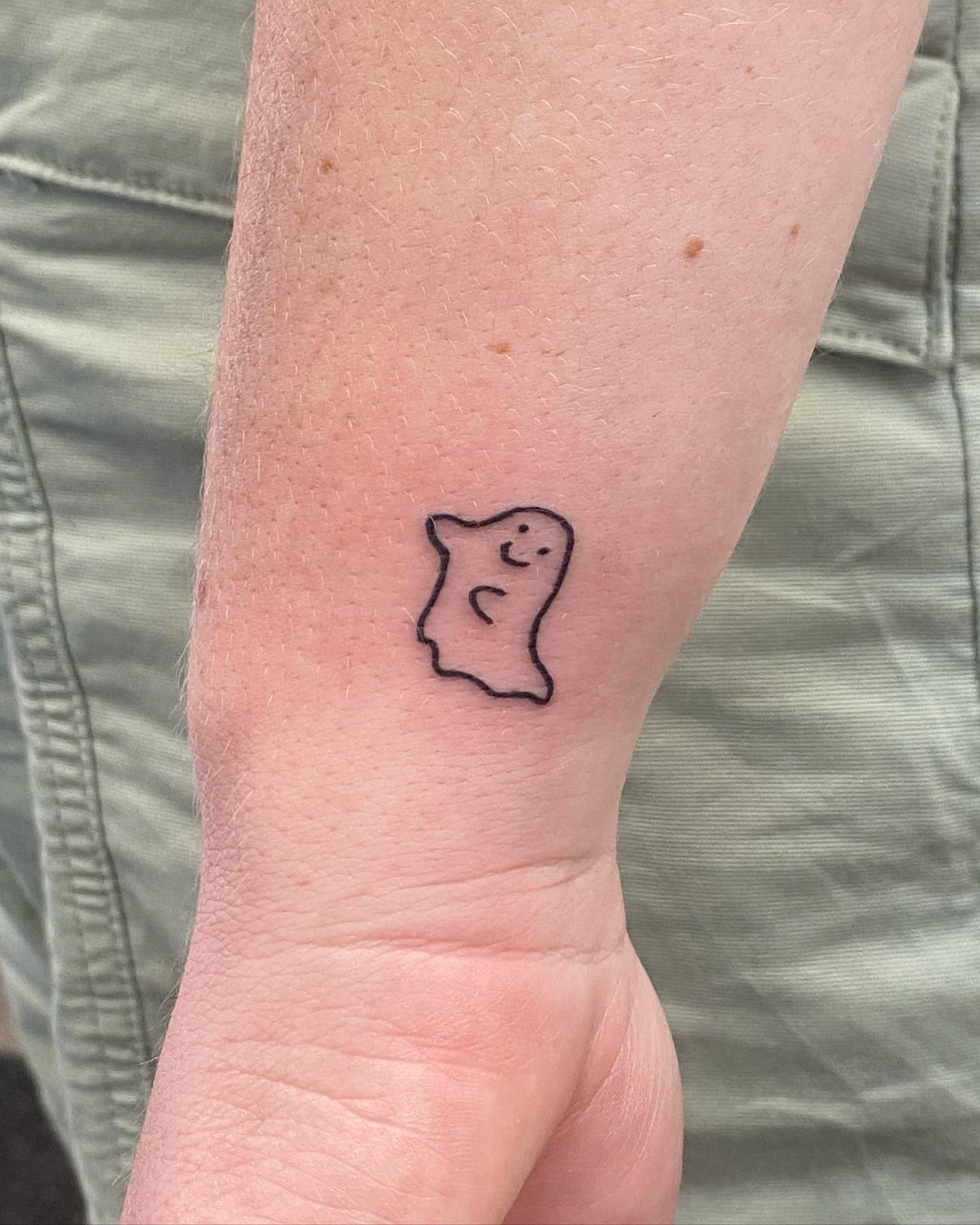 Tattoo by @vthebodyartist — minimalist
