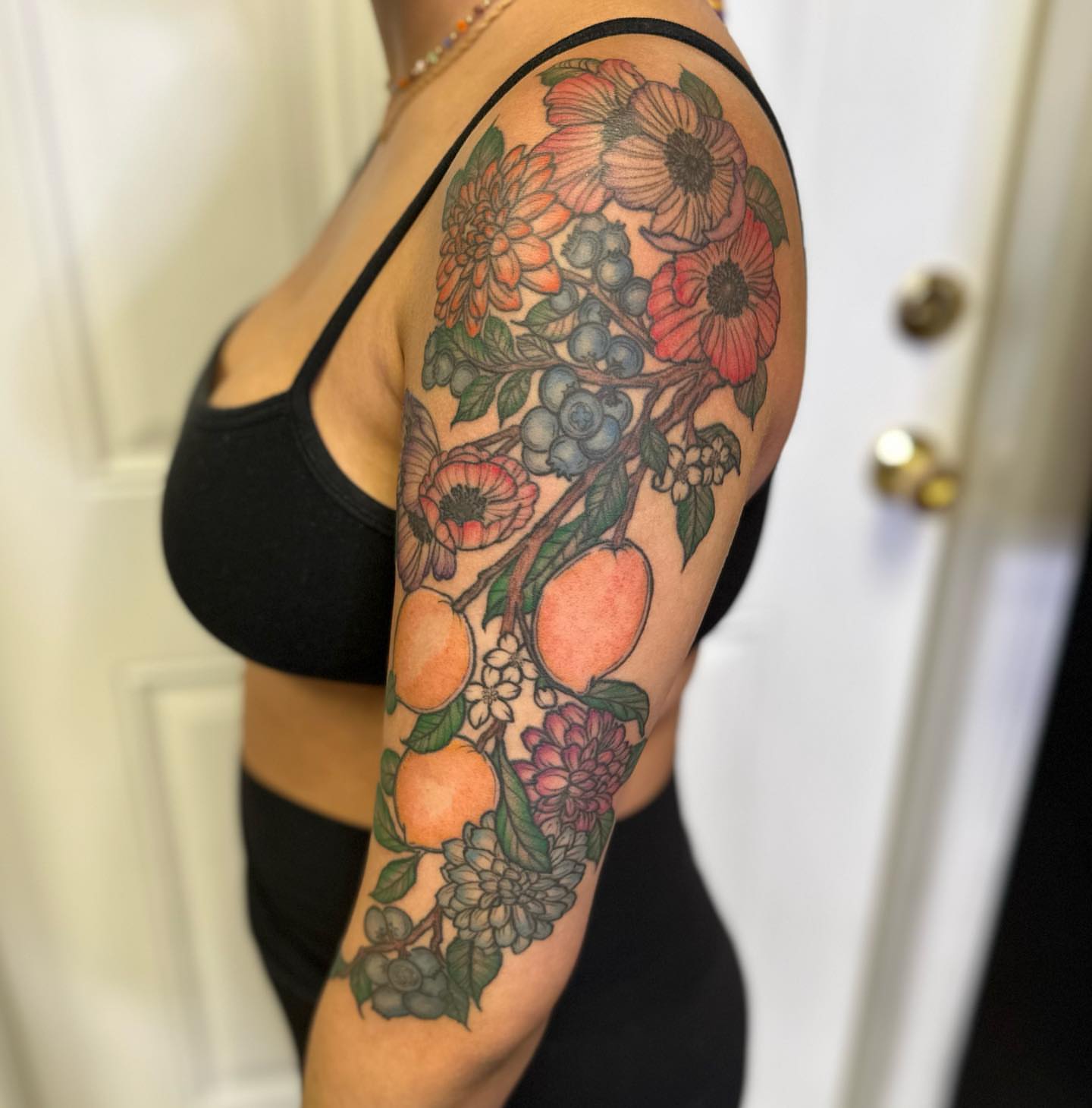 Botanical realism tattoo on the upper arm by 𝕵𝖊𝖘𝖘𝖆 𝕭𝖎𝖌𝖊𝖑𝖔𝖜, Harrison, New Jersey