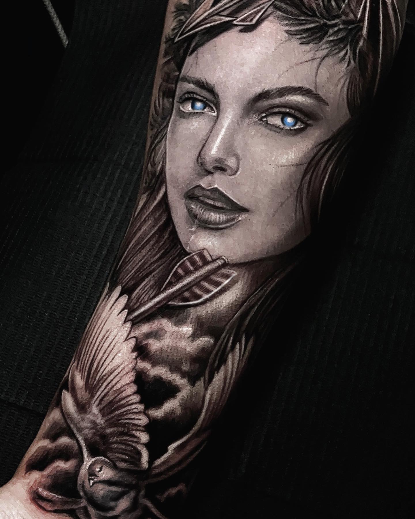 Woman with bird realism tattoo on the forearm by Henrry Bravo