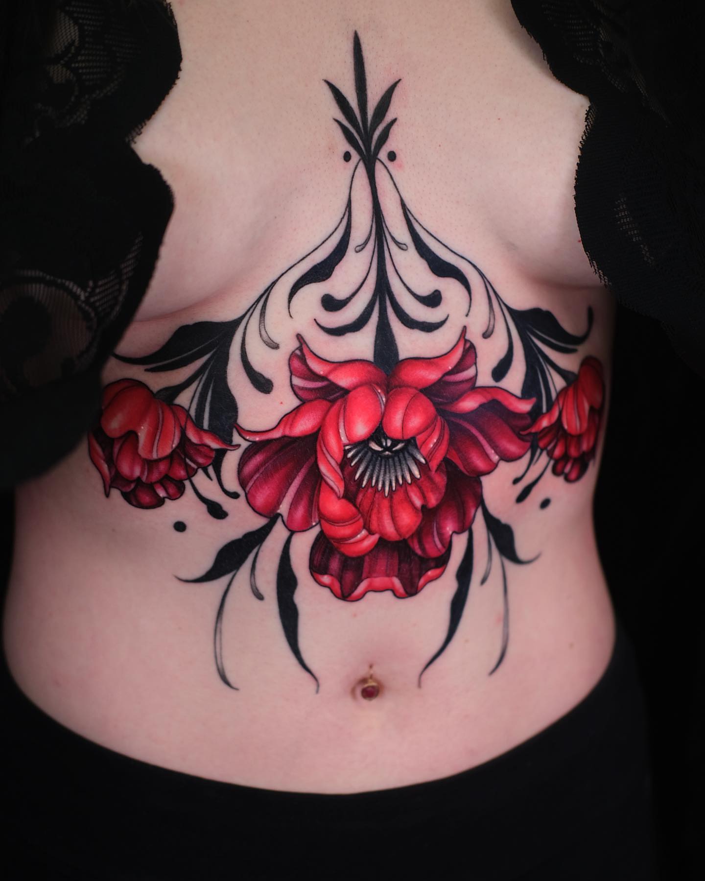 Red flowers American traditional tattoo on the ribs by 𝒕𝒂𝒕𝒕𝒐𝒐𝒔 𝒃𝒚 𝔏𝔞𝔲𝔯𝔢𝔫 𝔐𝔬𝔫𝔣𝔬𝔯𝔱𝔢