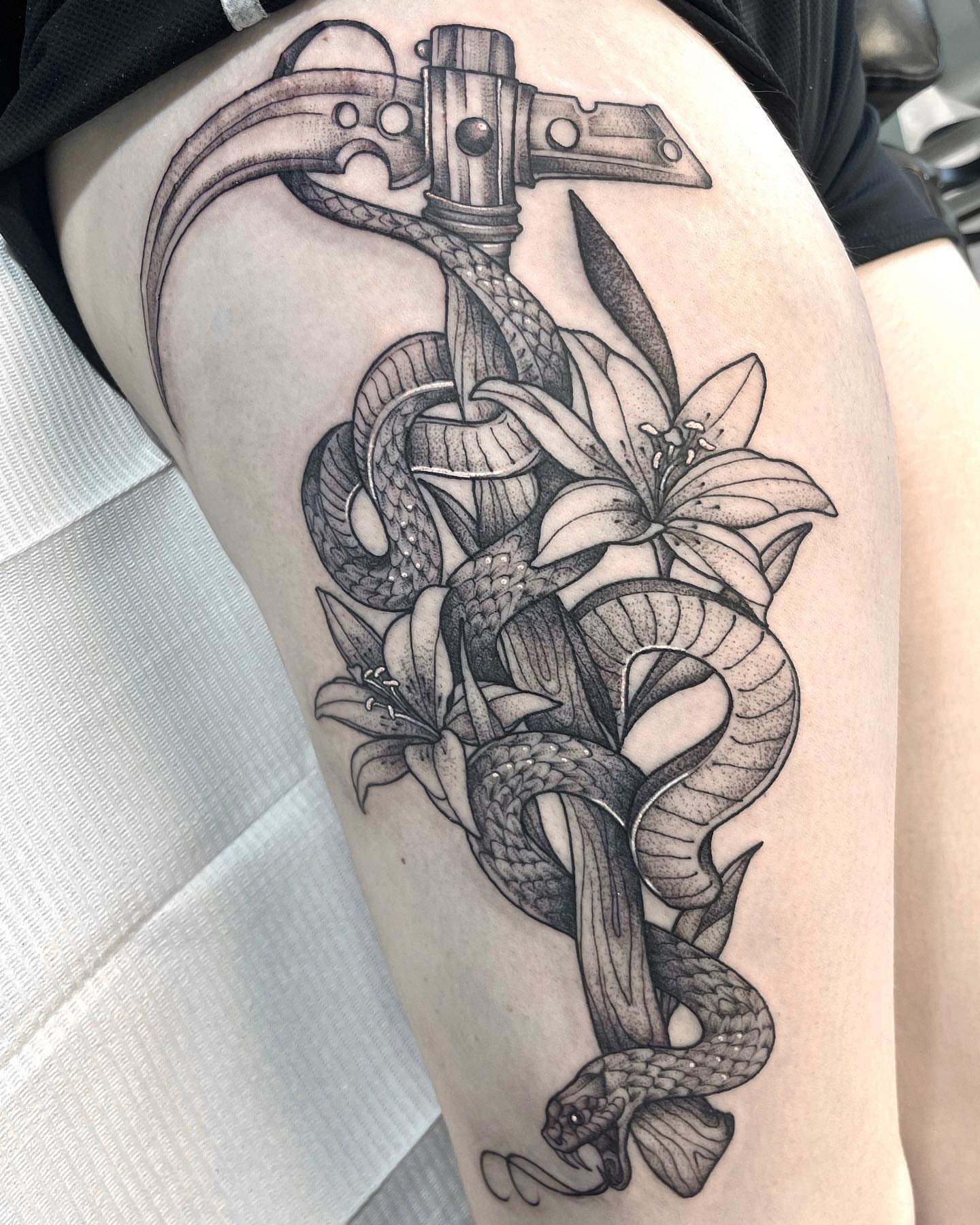 Snake and lilies realism tattoo on the thigh by 𝐀𝐘𝐀𝐍𝐀𝐇