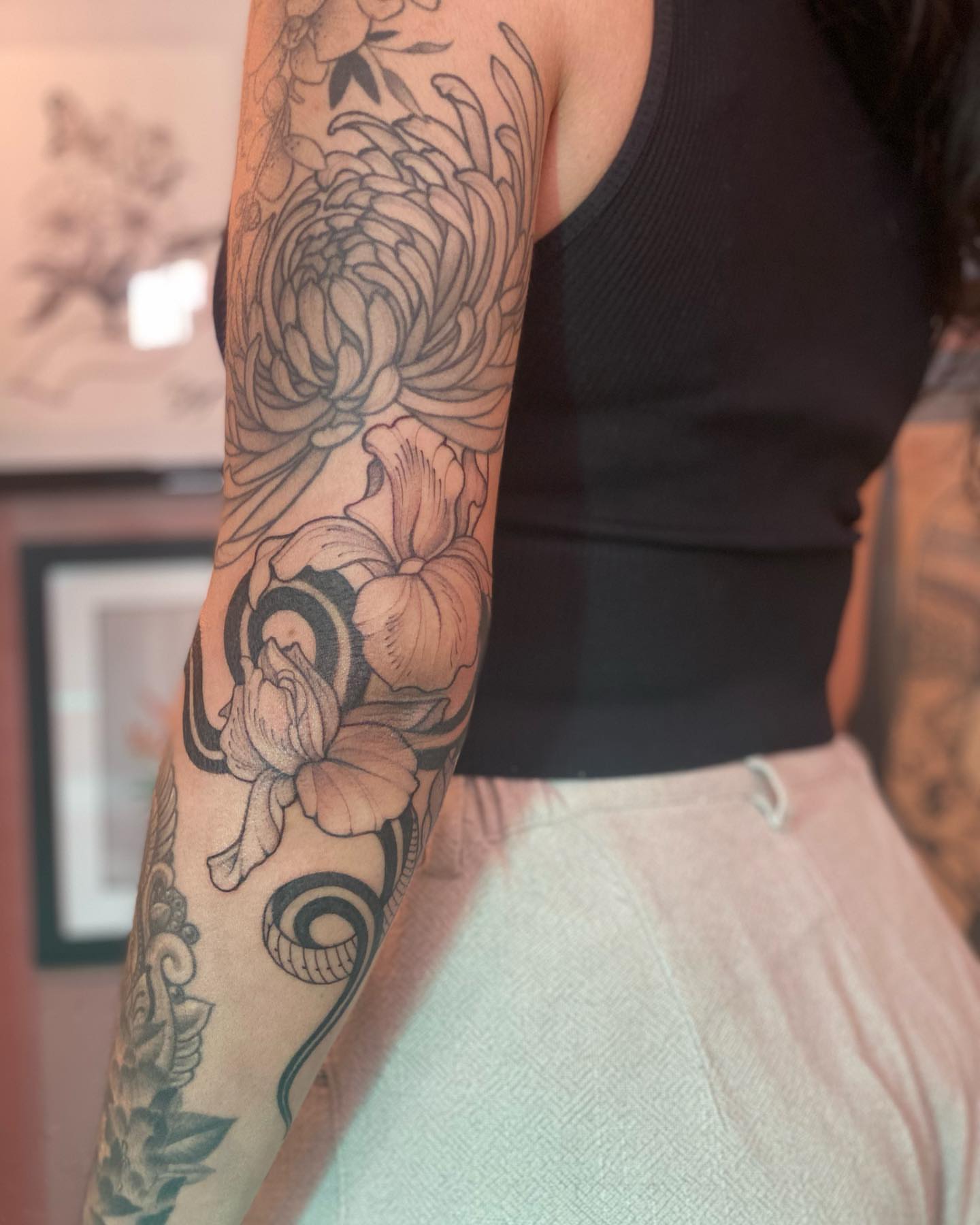 Floral bouquet black and grey tattoo on the forearm by 𝘉𝘢𝘺 𝘈𝘳𝘦𝘢 𝘛𝘢𝘵𝘵𝘰𝘰 𝘈𝘳𝘵𝘪𝘴𝘵, Oakland, California