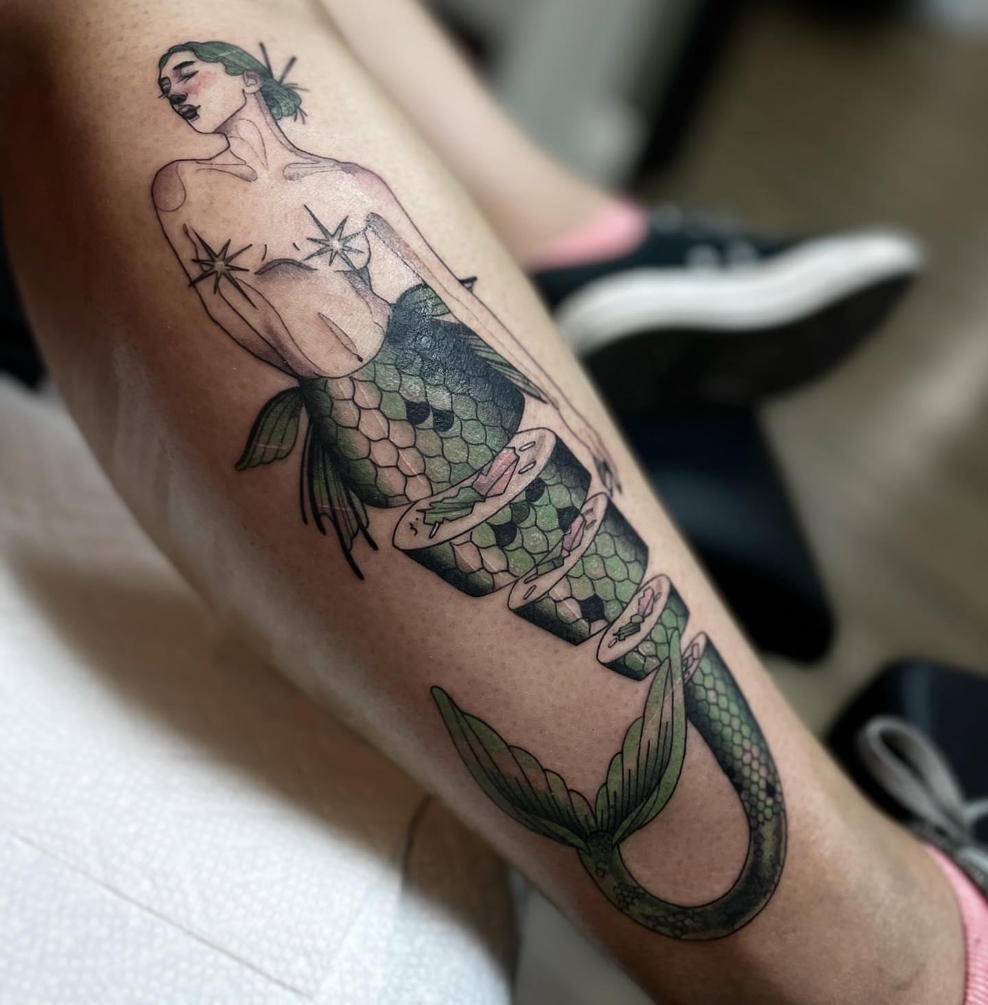 Mermaid neo-traditional tattoo on the thigh by 𝑅𝑒𝑒𝓈𝒶 𝐿𝓎𝓃𝓃 ₊ ⊹❀