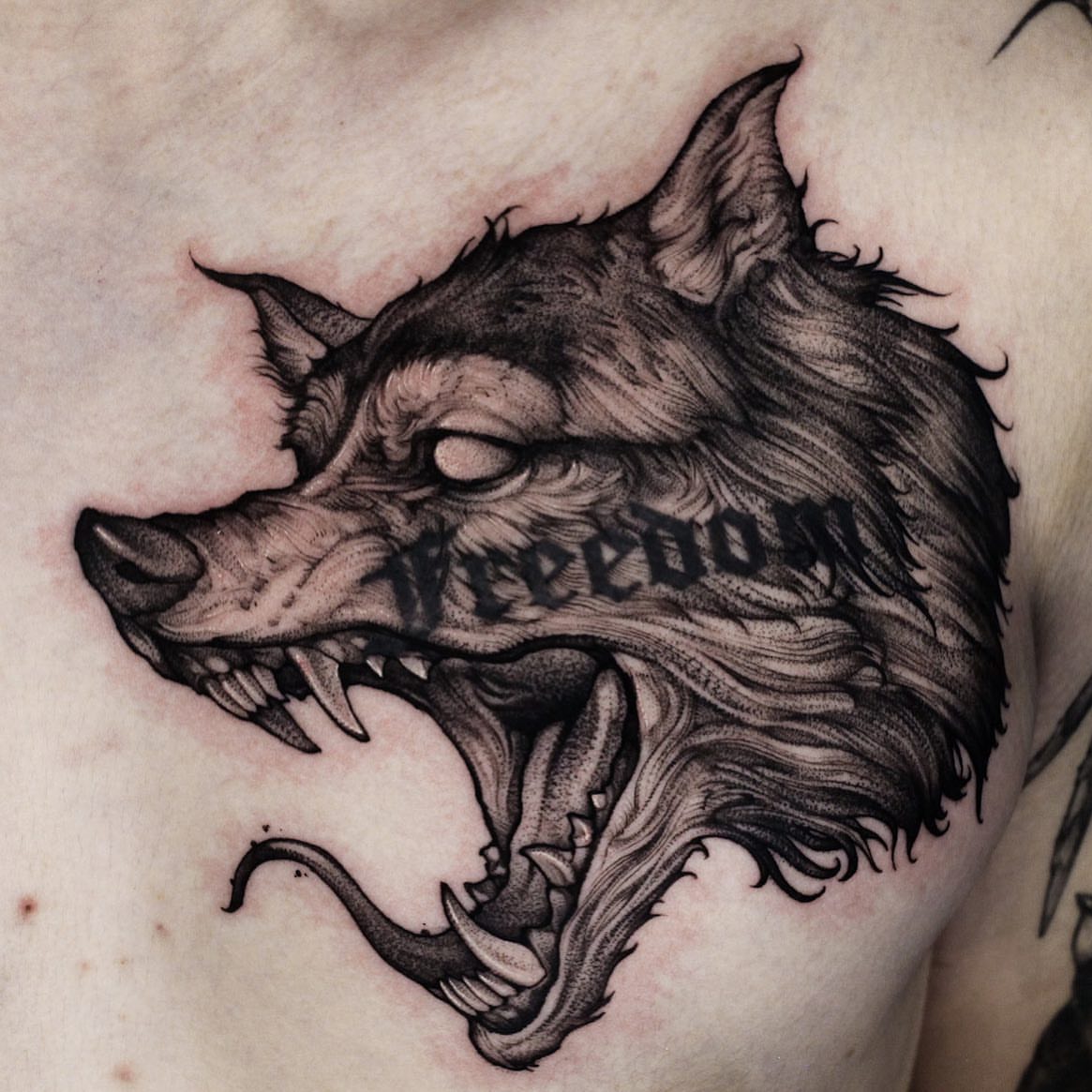 Wolf realism tattoo on the chest by 우레