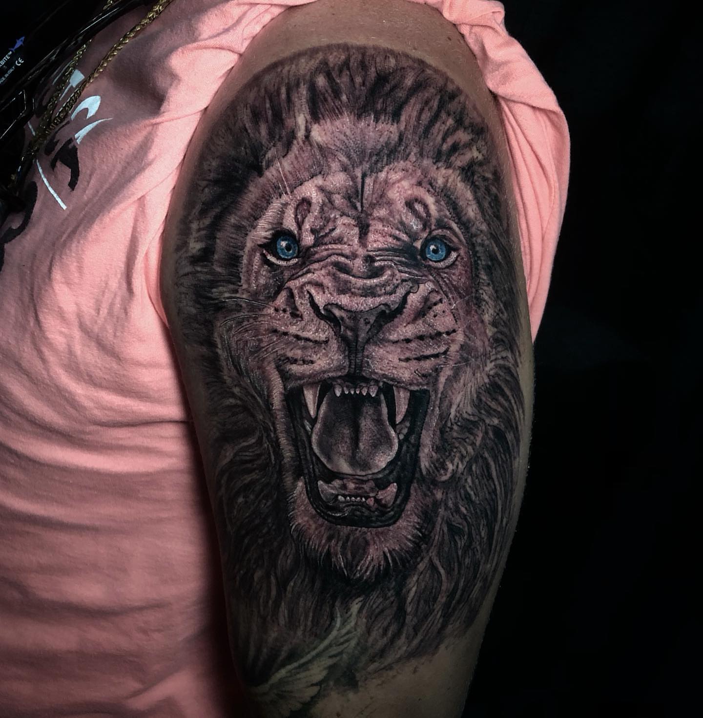 Roaring lion realism tattoo on the shoulder by Maverick Mayes🕷