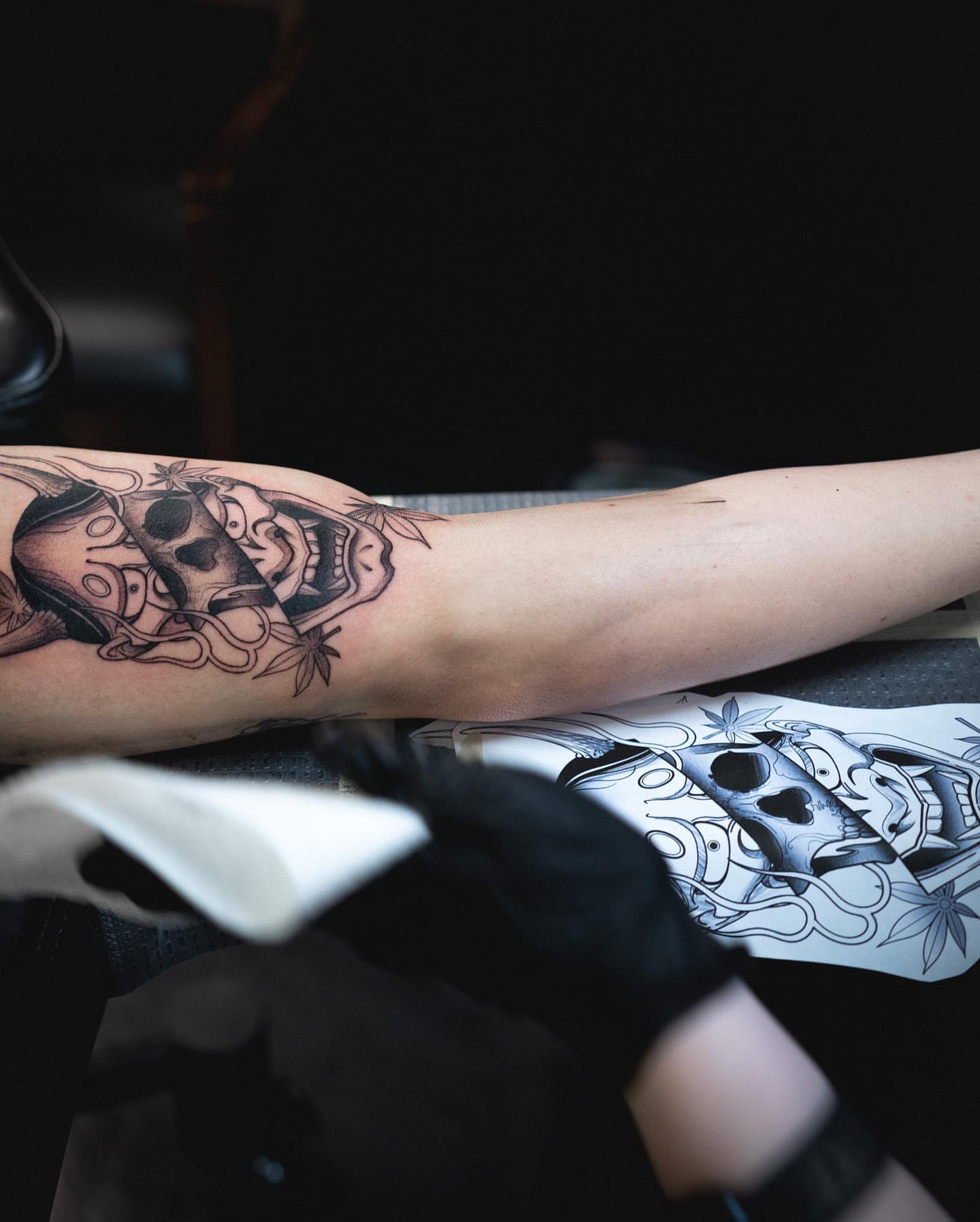 Skull and leaves black and grey tattoo on the forearm by Lexx Christine