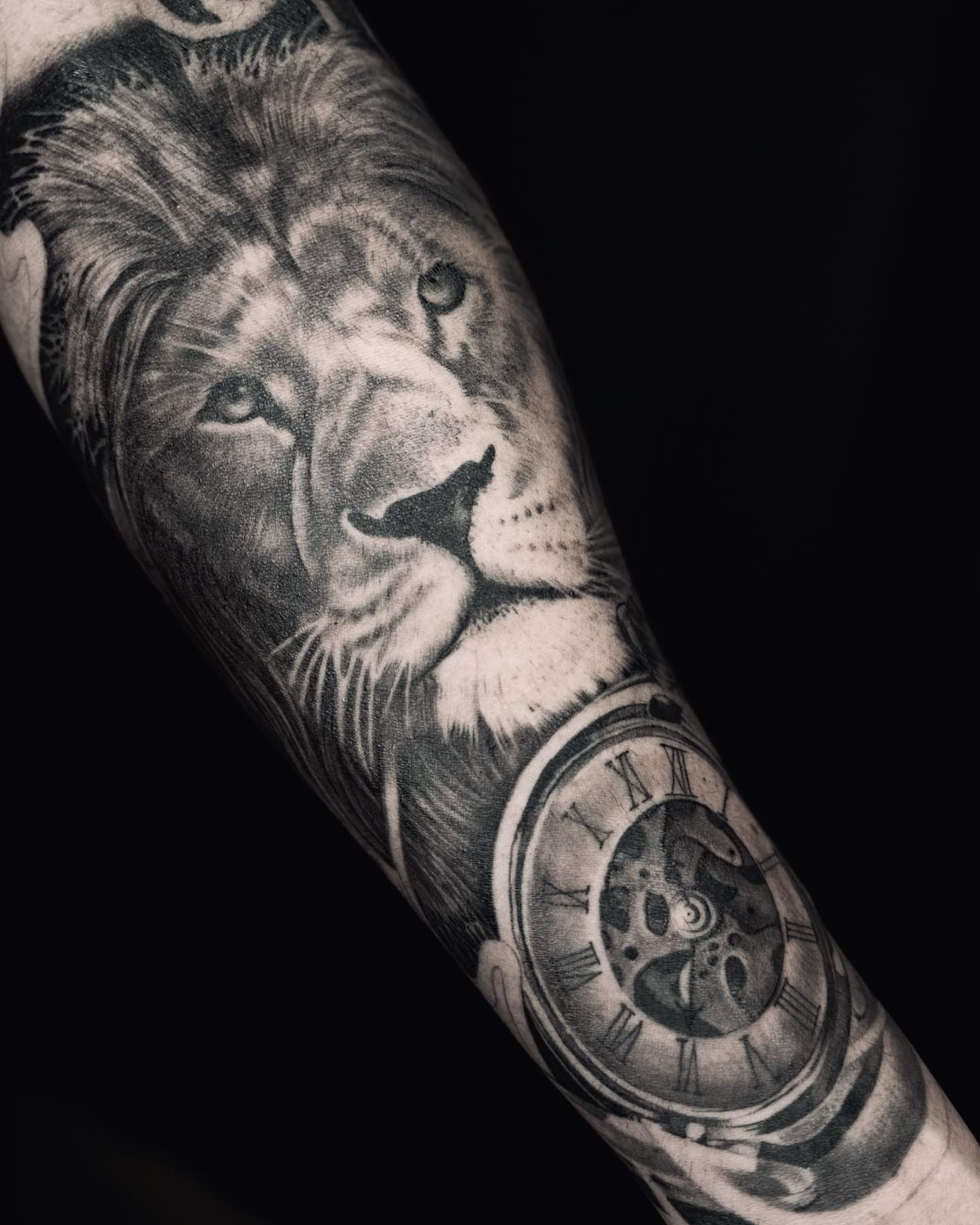 Lion realism tattoo on the forearm by DH Tattooing