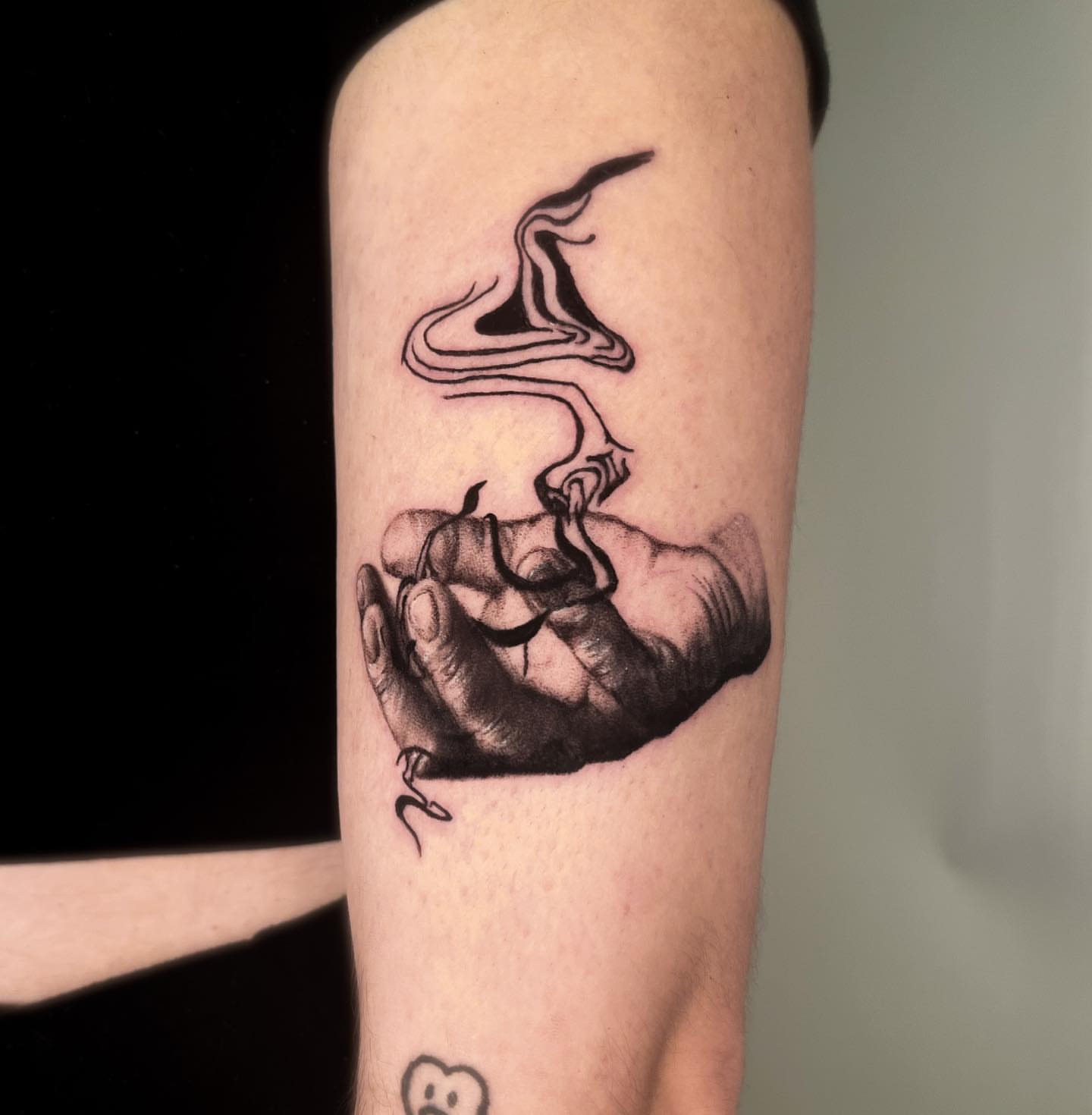 Smoking hand realism tattoo on the forearm by ππ²π΅π π§ - π£πͺπ½π½πΈπΈ ππ»π½π²πΌπ½