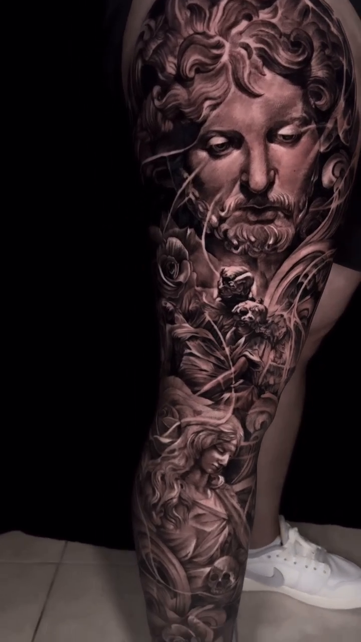 Jesus Christ portrait with floral elements realism tattoo by Armando Galán 🇨🇱🇺🇸