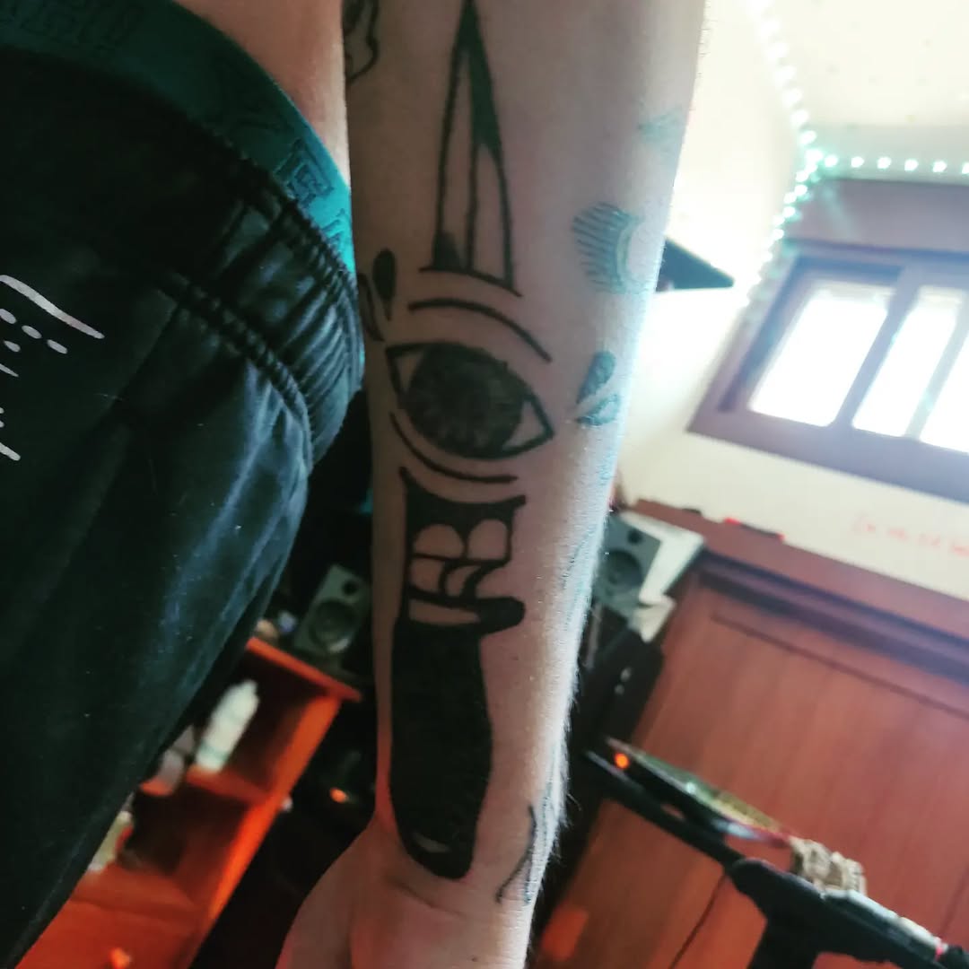 Dagger and eye ignorant tattoo on the forearm by Tatuadora & Piercer