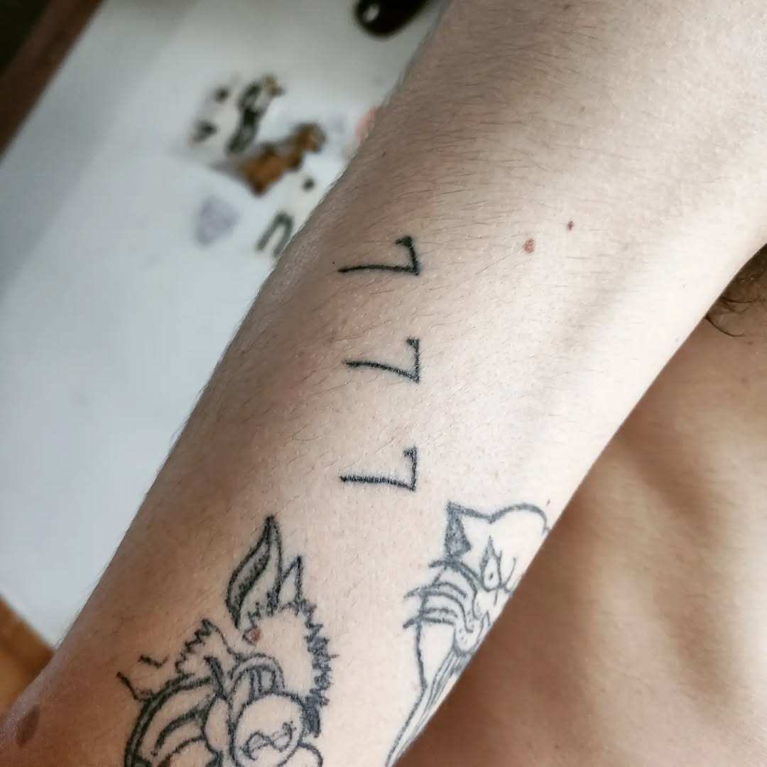 Three sevens minimalist tattoo on the forearm by Tatuadora & Piercer