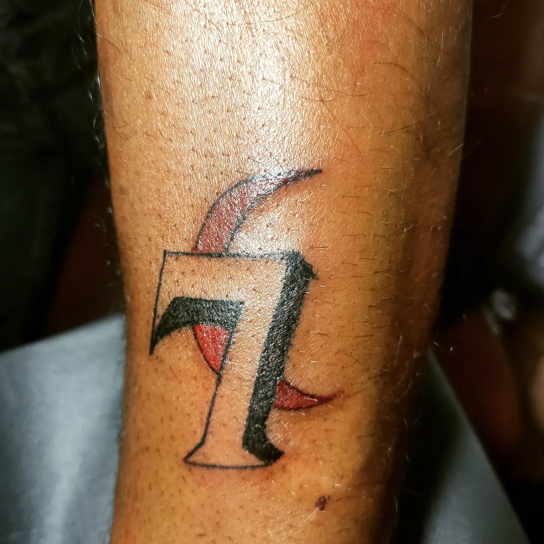 Stylized number 7 tattoo on the forearm by Tatuadora & Piercer