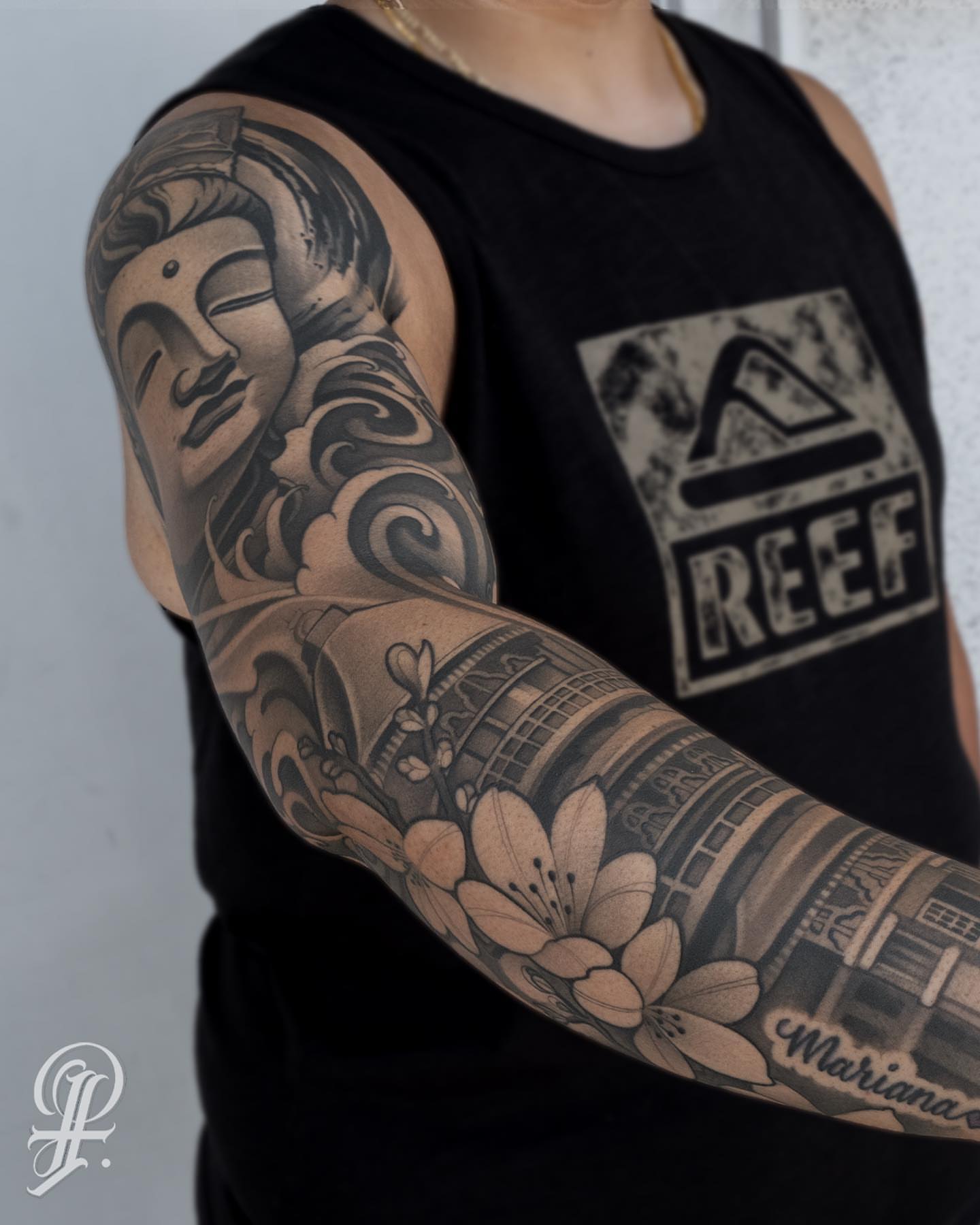 Buddha and cherry blossoms realism tattoo on the upper arm by ๐ฃ๐๐๐ ๐๐ ๐ฆ๐๐๐ฉ๐