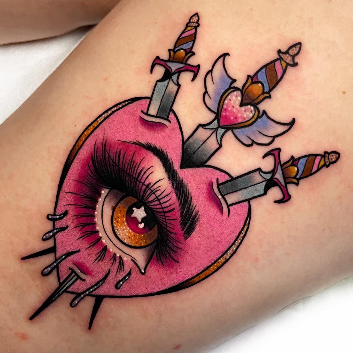 Eye with knives American traditional tattoo on the thigh by 𝐊𝐚𝐫𝐚 𝐍𝐨𝐞𝐥, Dallas, Texas