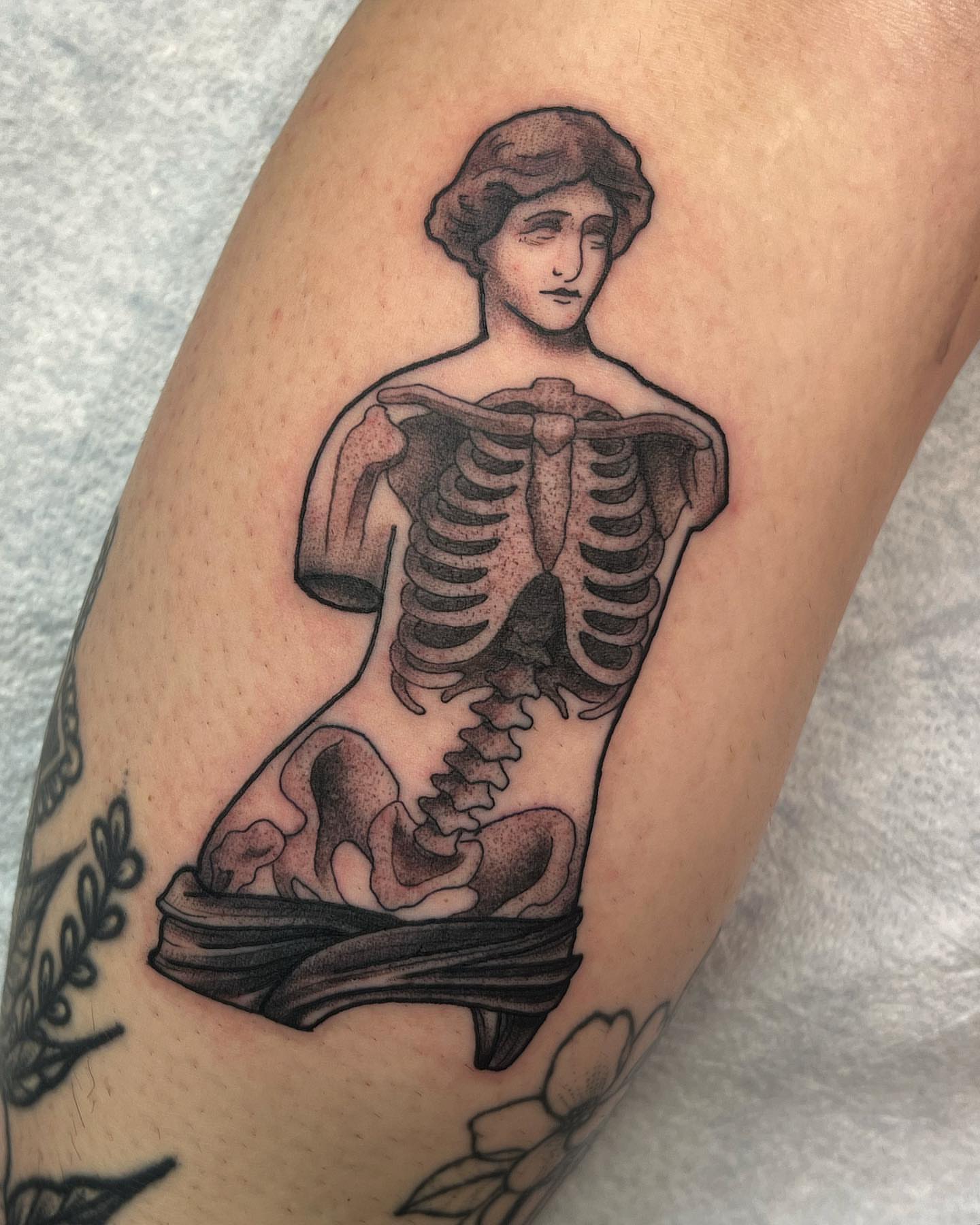 Skeleton woman black and grey tattoo on the thigh by Daniel Patrick