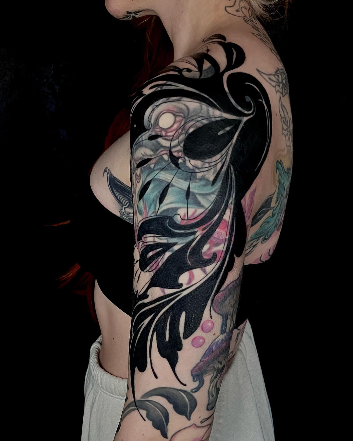 Abstract design black and grey tattoo on the upper arm by Laura Babsie