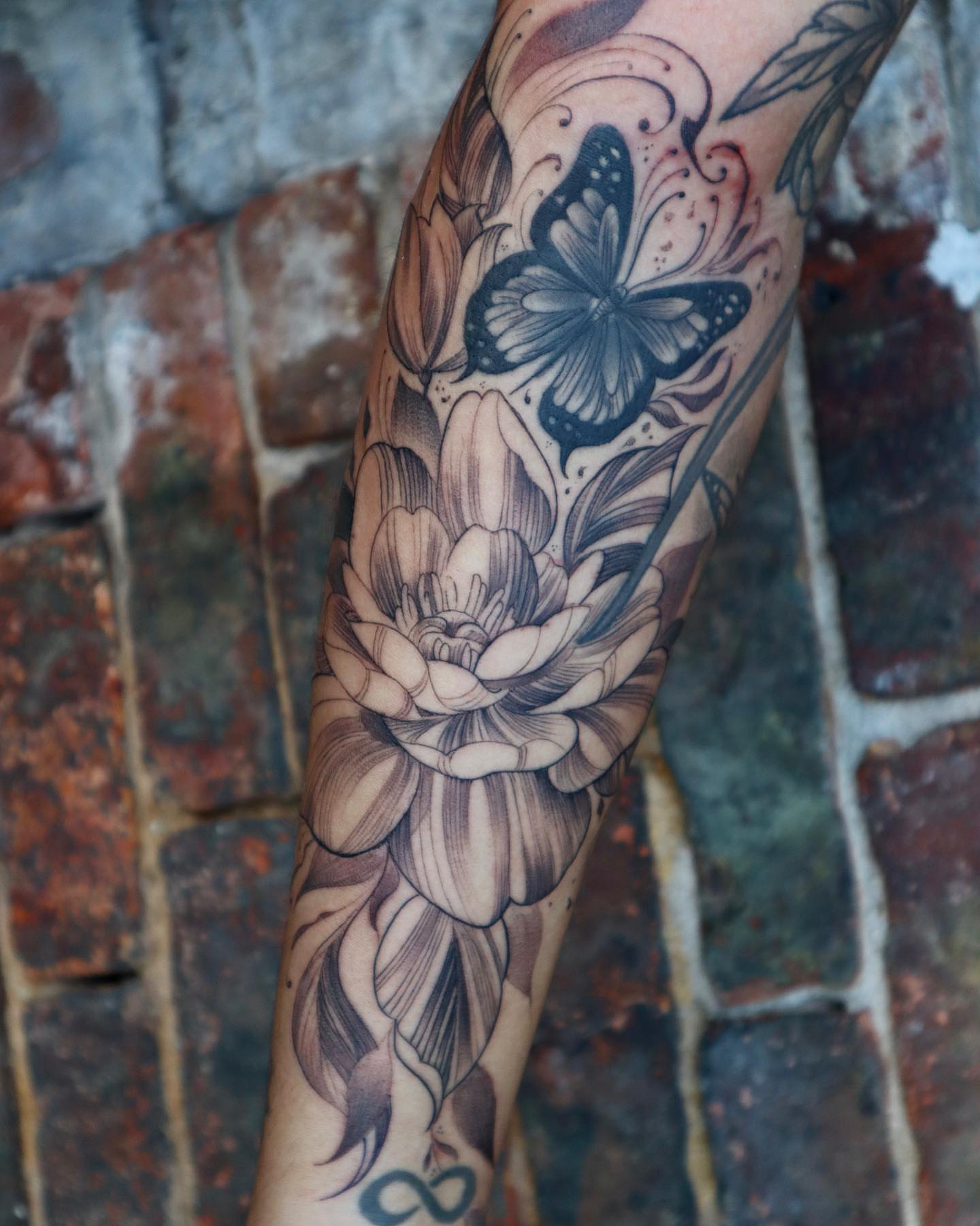 Flower and butterfly realism tattoo on the forearm by elvis flores