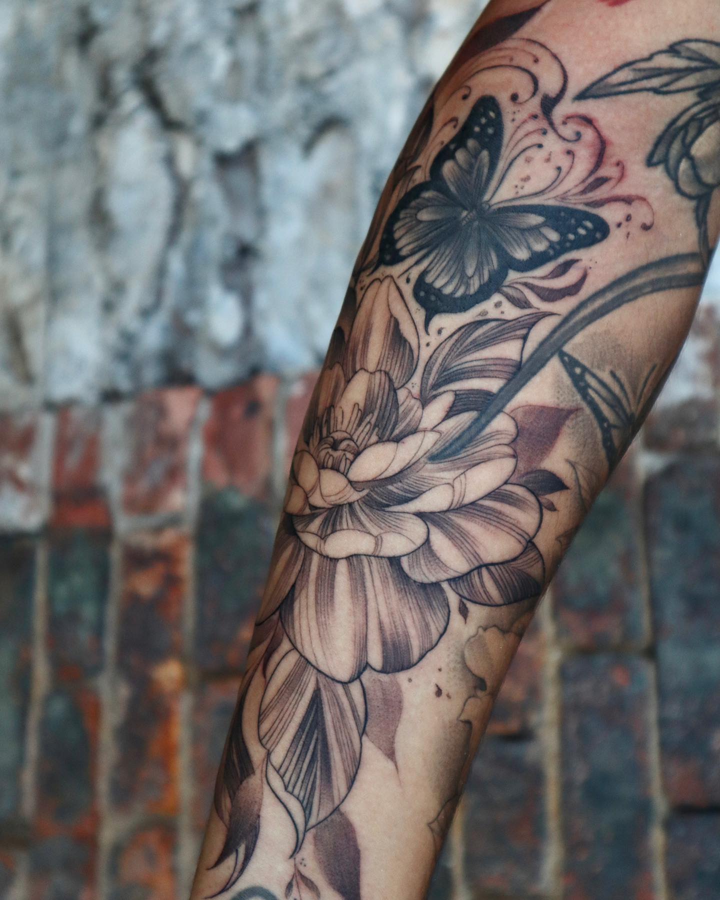 Flower and butterfly realism tattoo on the forearm by elvis flores