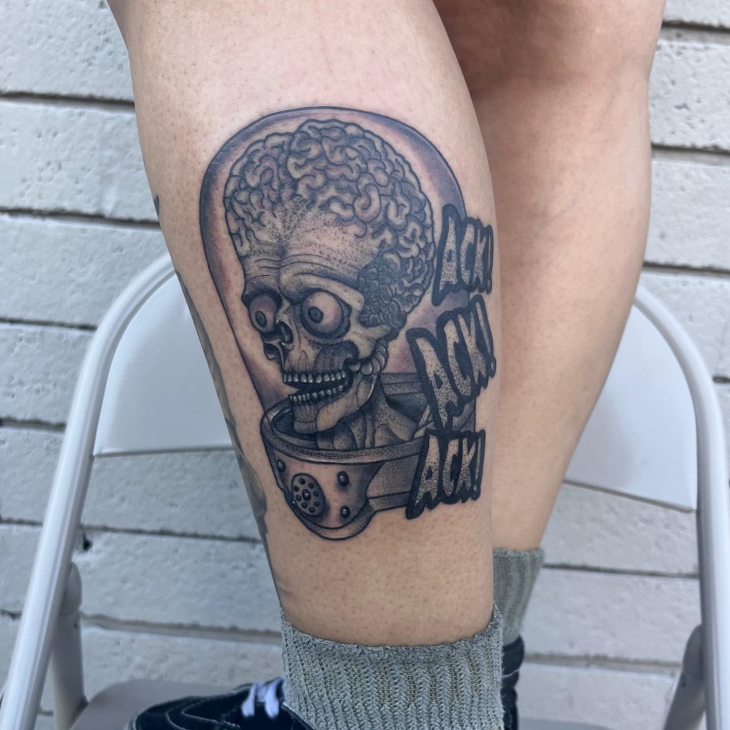 Skull with afro realism tattoo on the thigh by Cj Hurtado