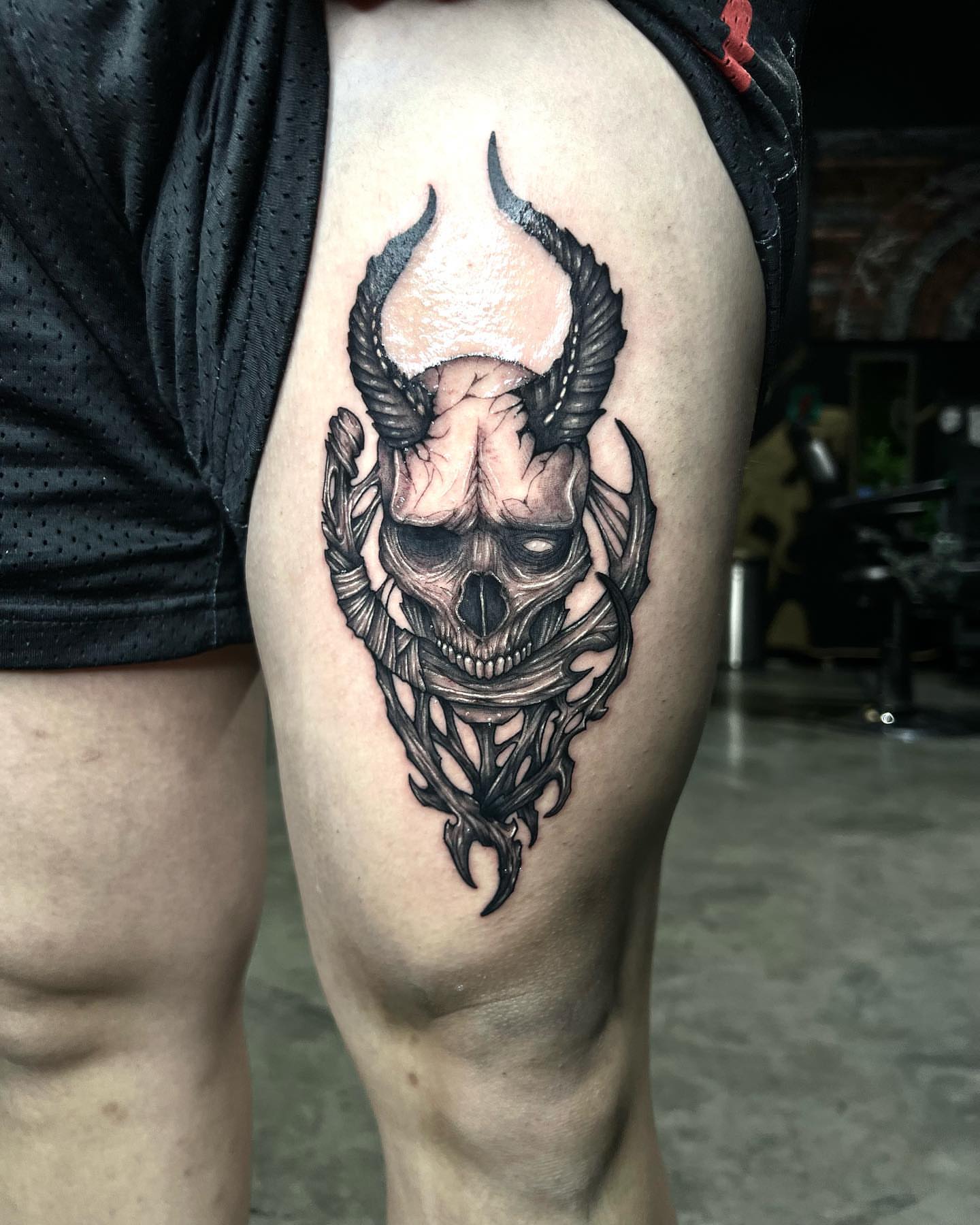 Skull with horns realism tattoo on the thigh by Desirae✨