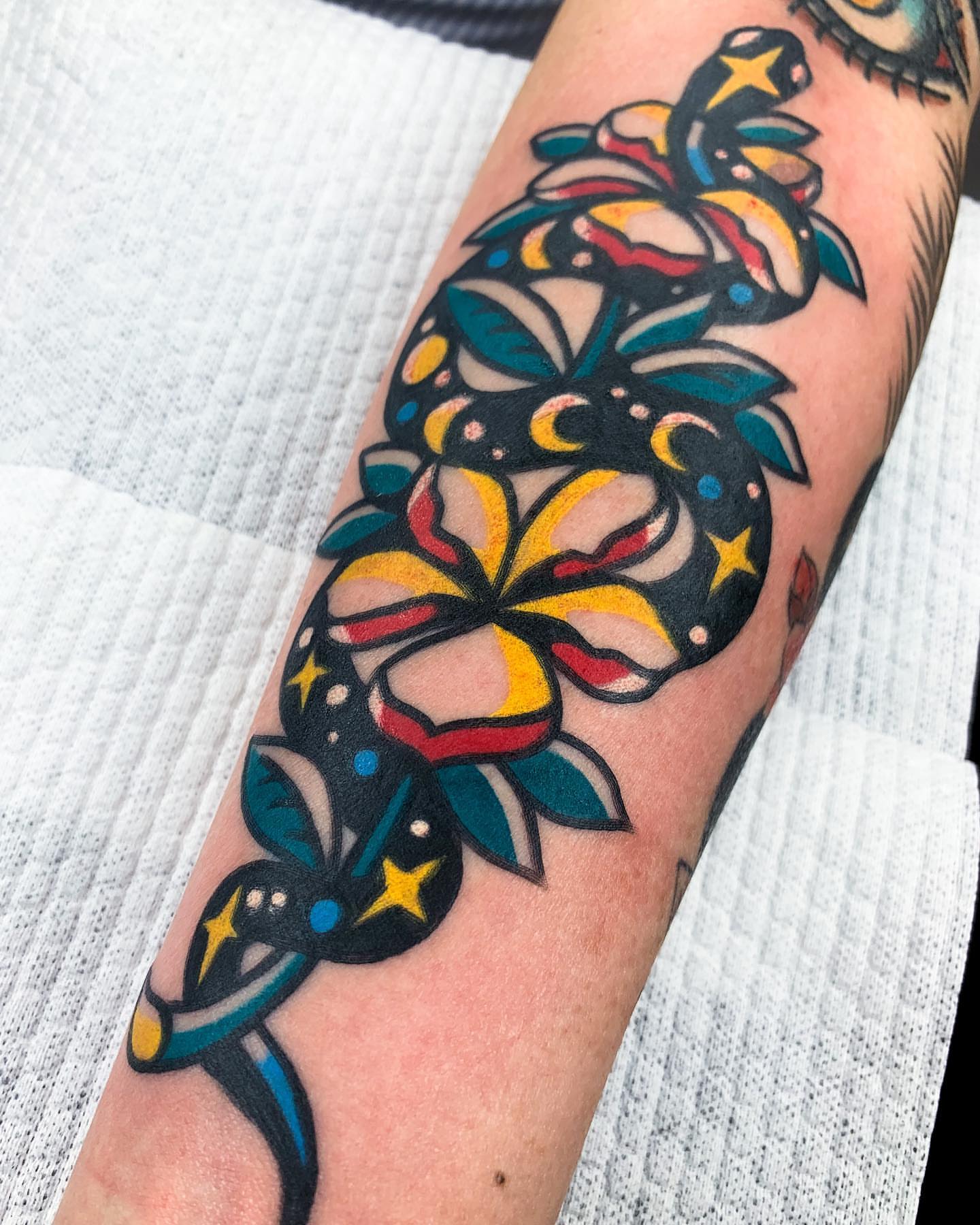 Floral design American traditional tattoo on the forearm by Oldschool Tattooer Takii 타키