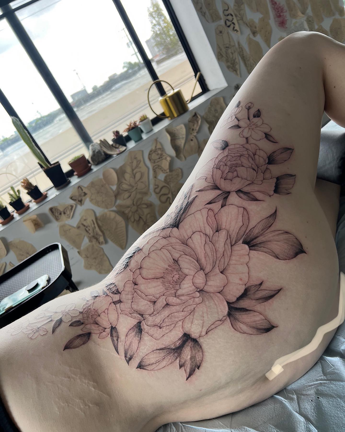 Floral bouquet black and grey tattoo on the thigh by See See : botanical tattoo artist :