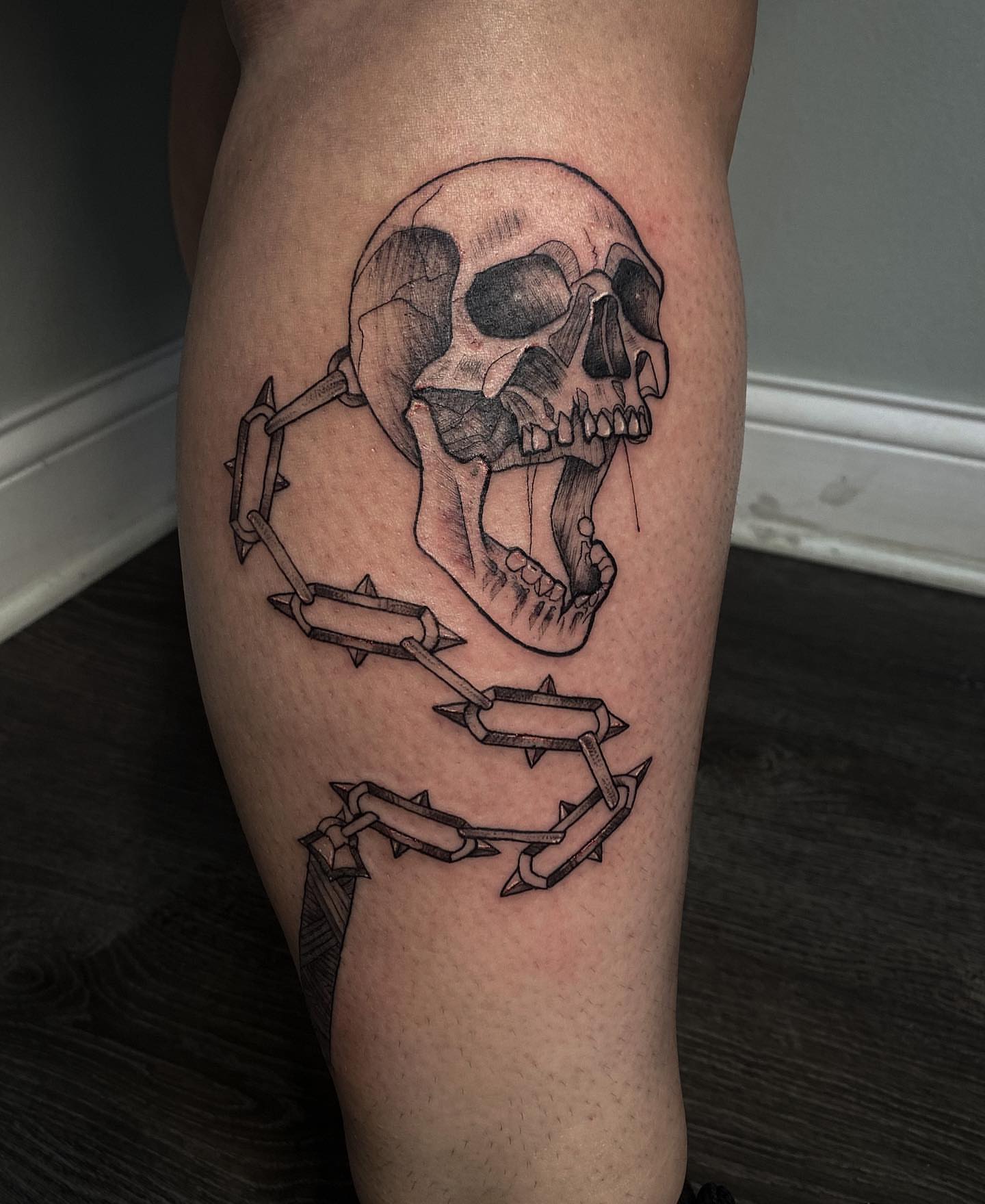 Skull with thorns realism tattoo on the thigh by Rose