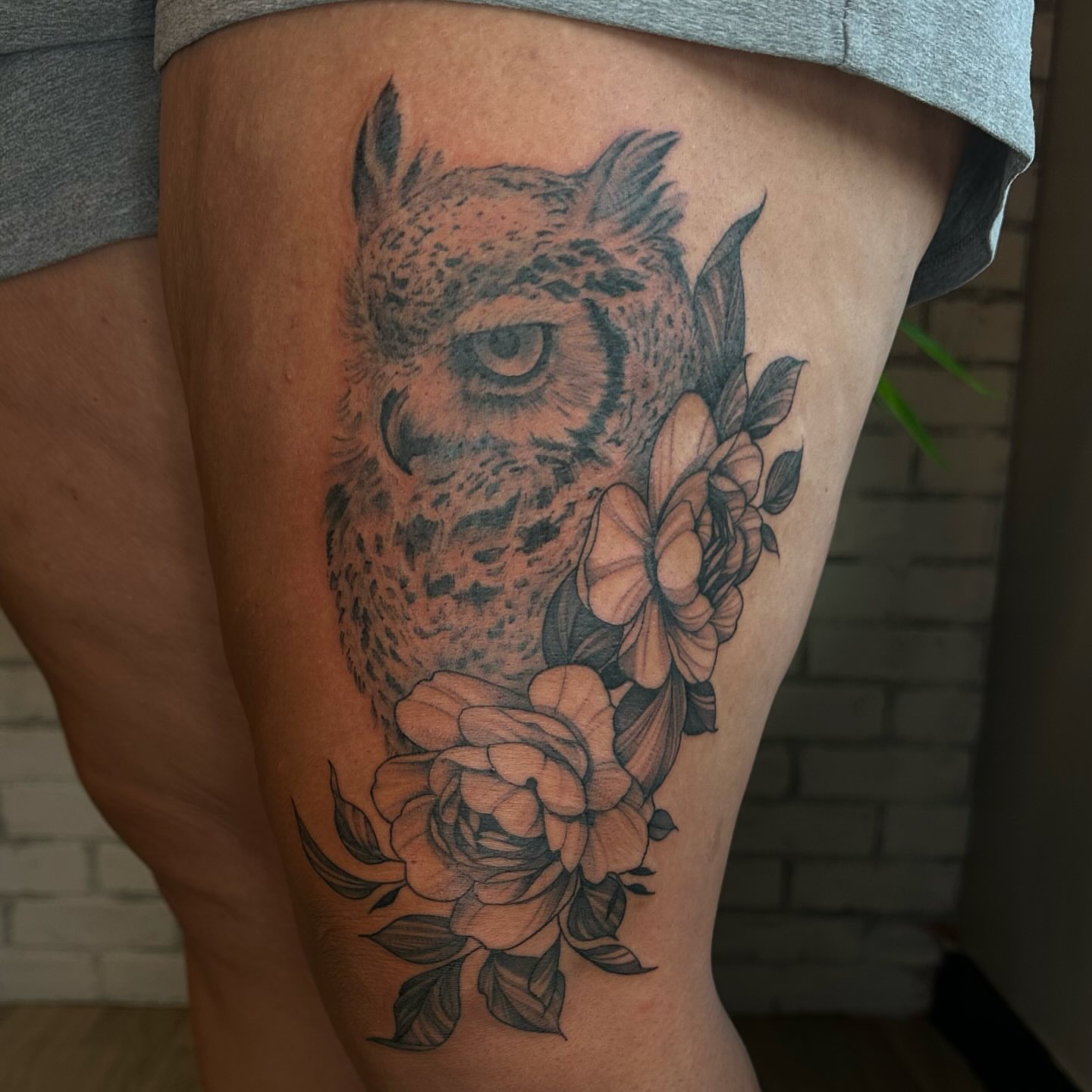 Owl and flowers realism tattoo on the thigh by Steph ❤️‍🔥 New Jersey Tattoo Artist